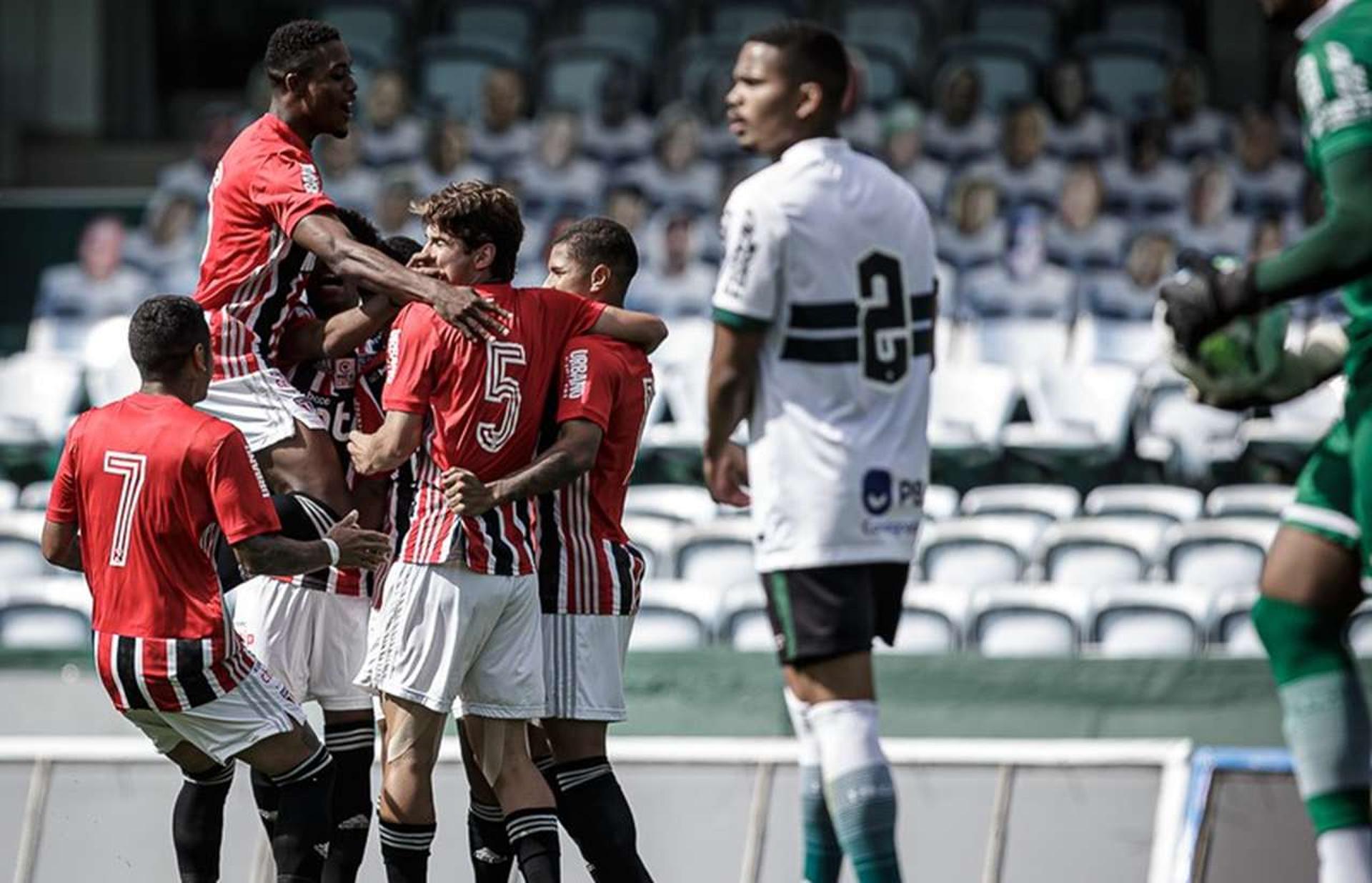 Equipe do São Paulo festeja gol marcado no Couto Pereira