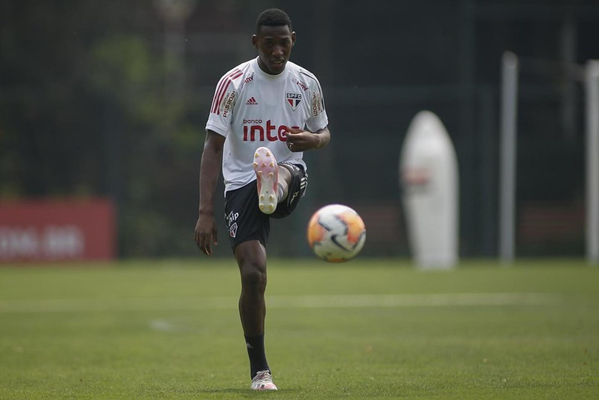 Léo tem recebido cada vez mais espaço no São Paulo sob o comando de Fernando Diniz