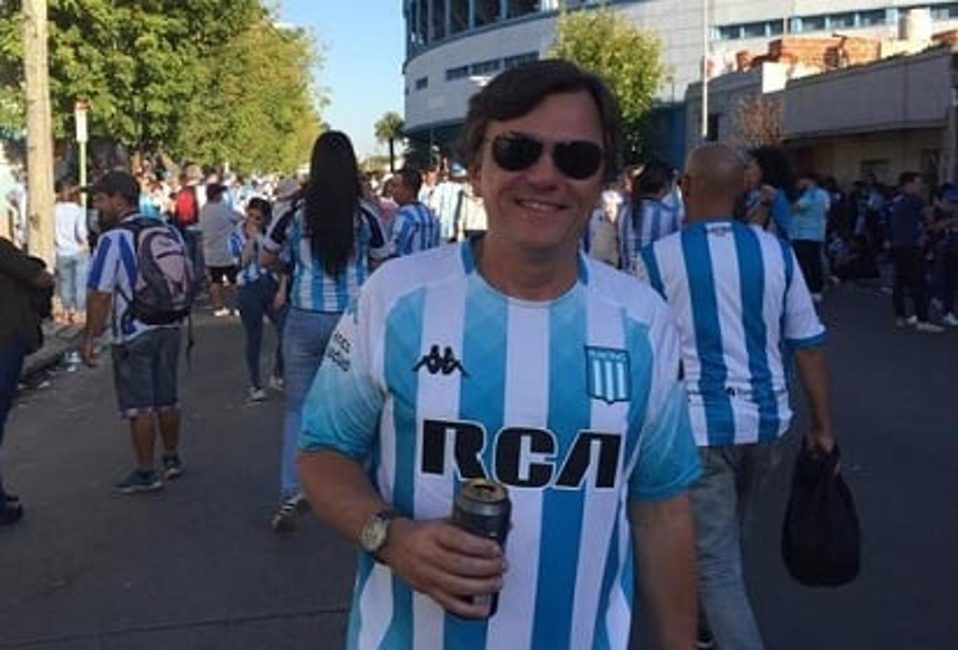 Mauro Cezar com camisa do Racing