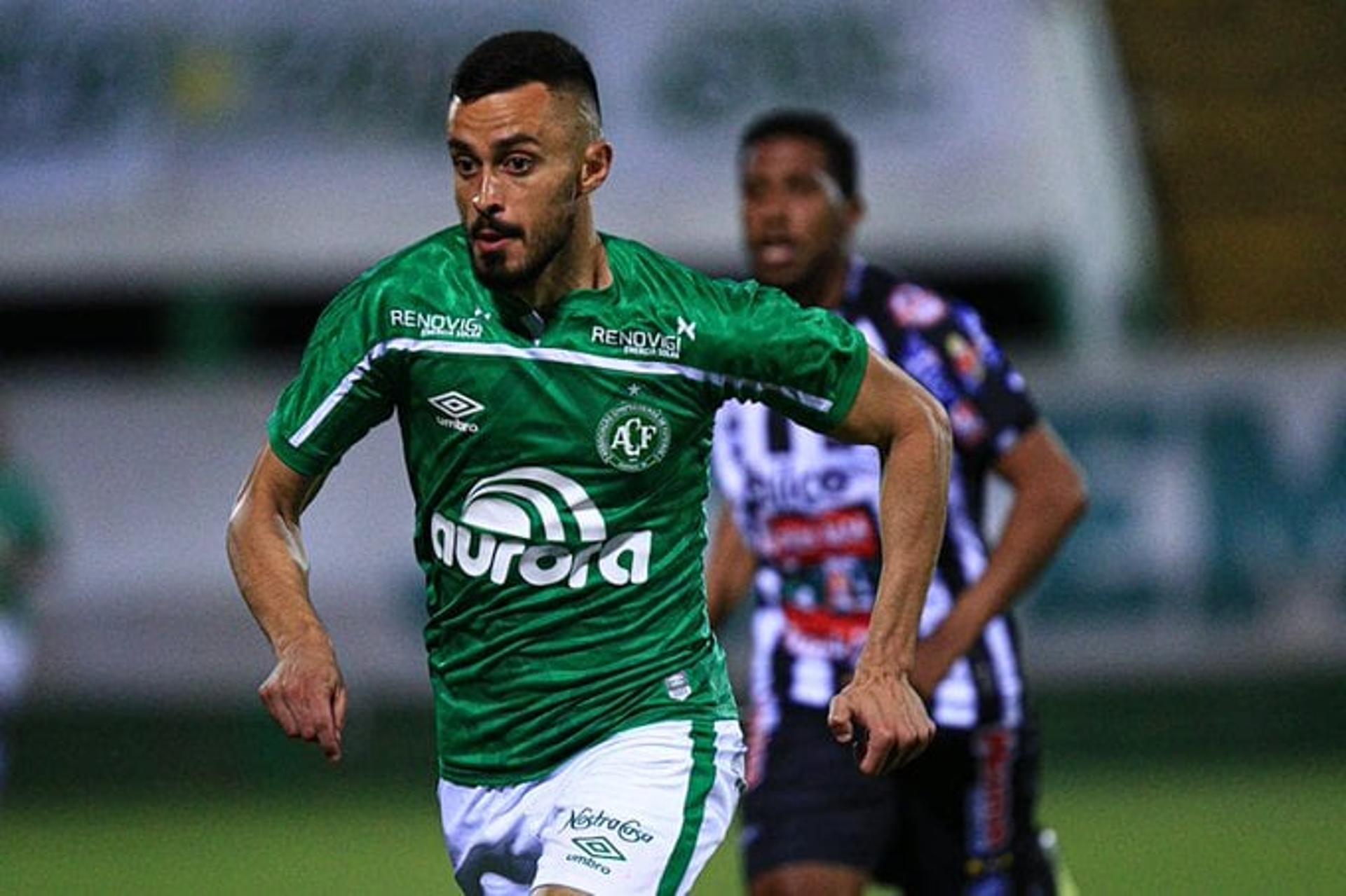 Anderson Leite, da Chapecoense, contra o Operário-PR