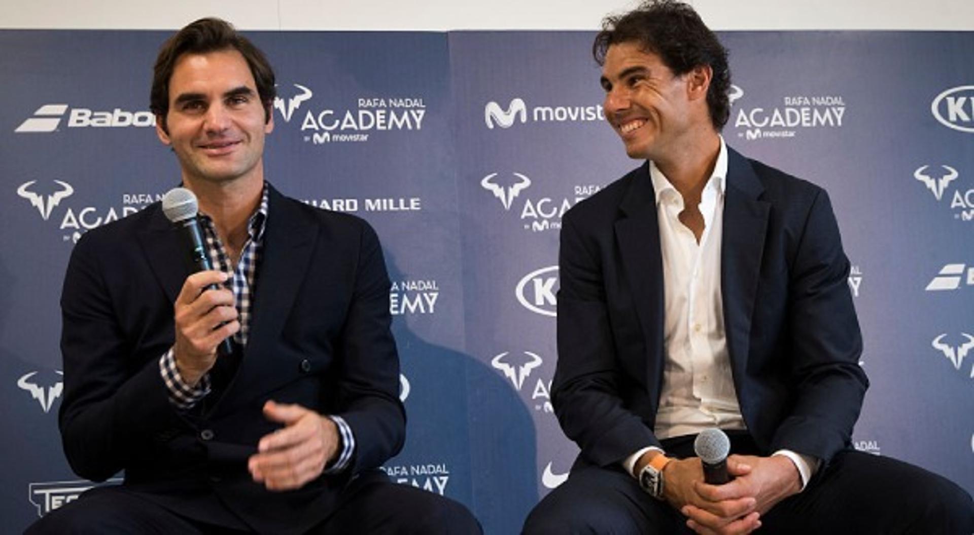 Roger Federer e Rafael Nadal juntos na inauguração da academia de Nadal em 2016