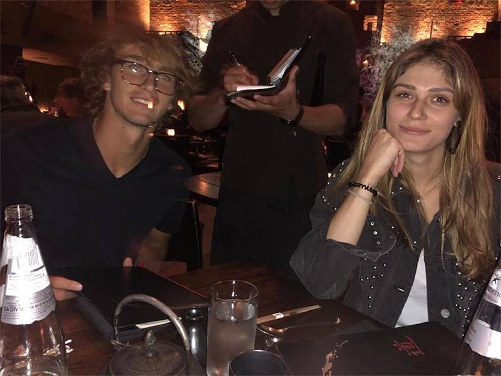 Alexander Zverev e Olga Sharypova no jantar de aniversário da madrasta de Vasil Surduk,