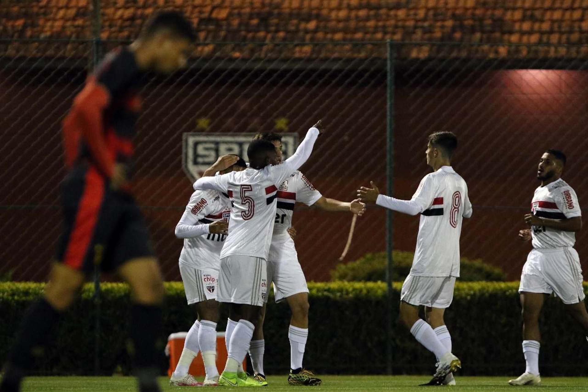 Jogadores do Tricolor comemoram gol anotado contra o Sport