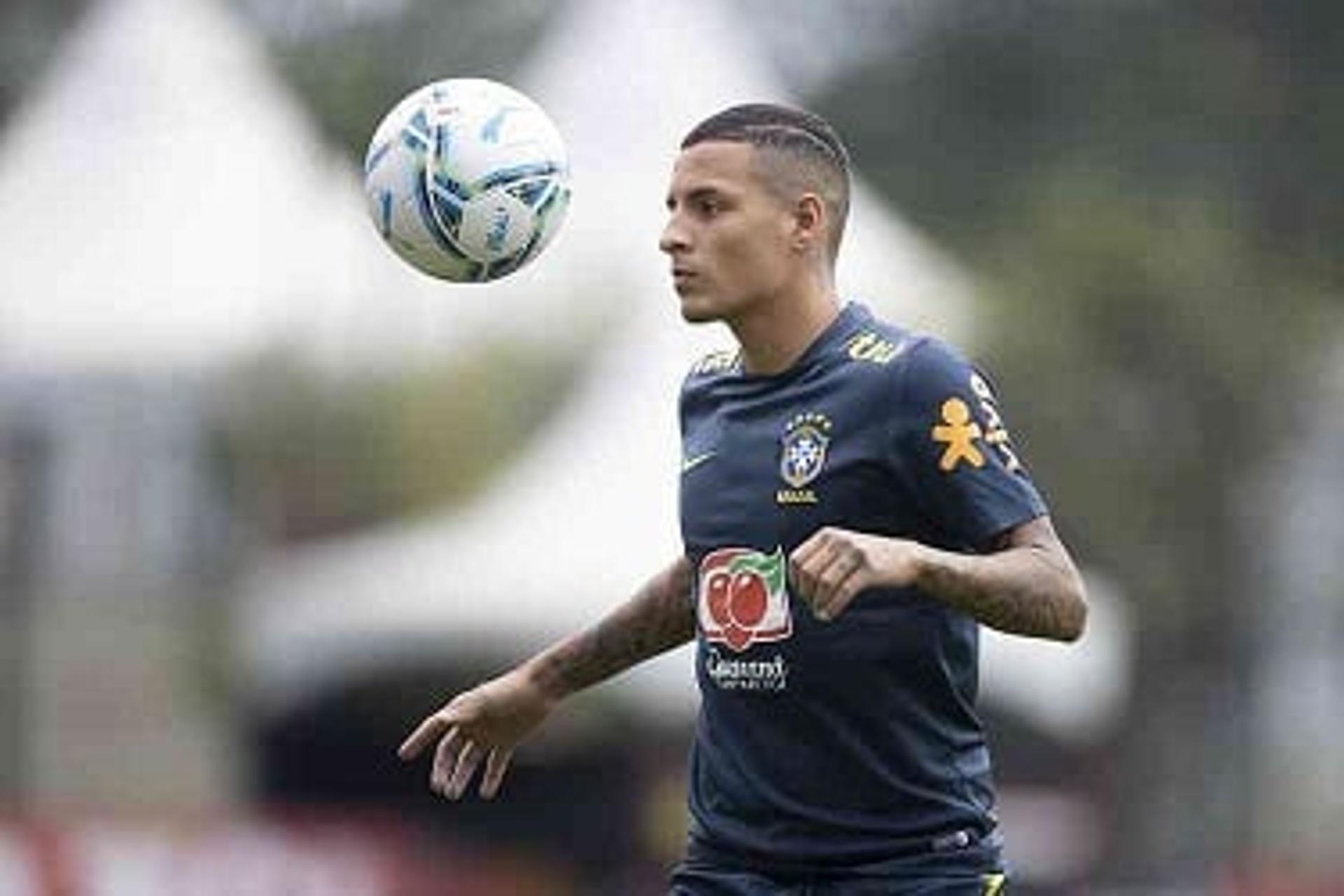 Guilherme Arana é esperado em BH para o duelo do Galo contra o Athletico-PR nesta quarta-feira, 18, no Mineirão