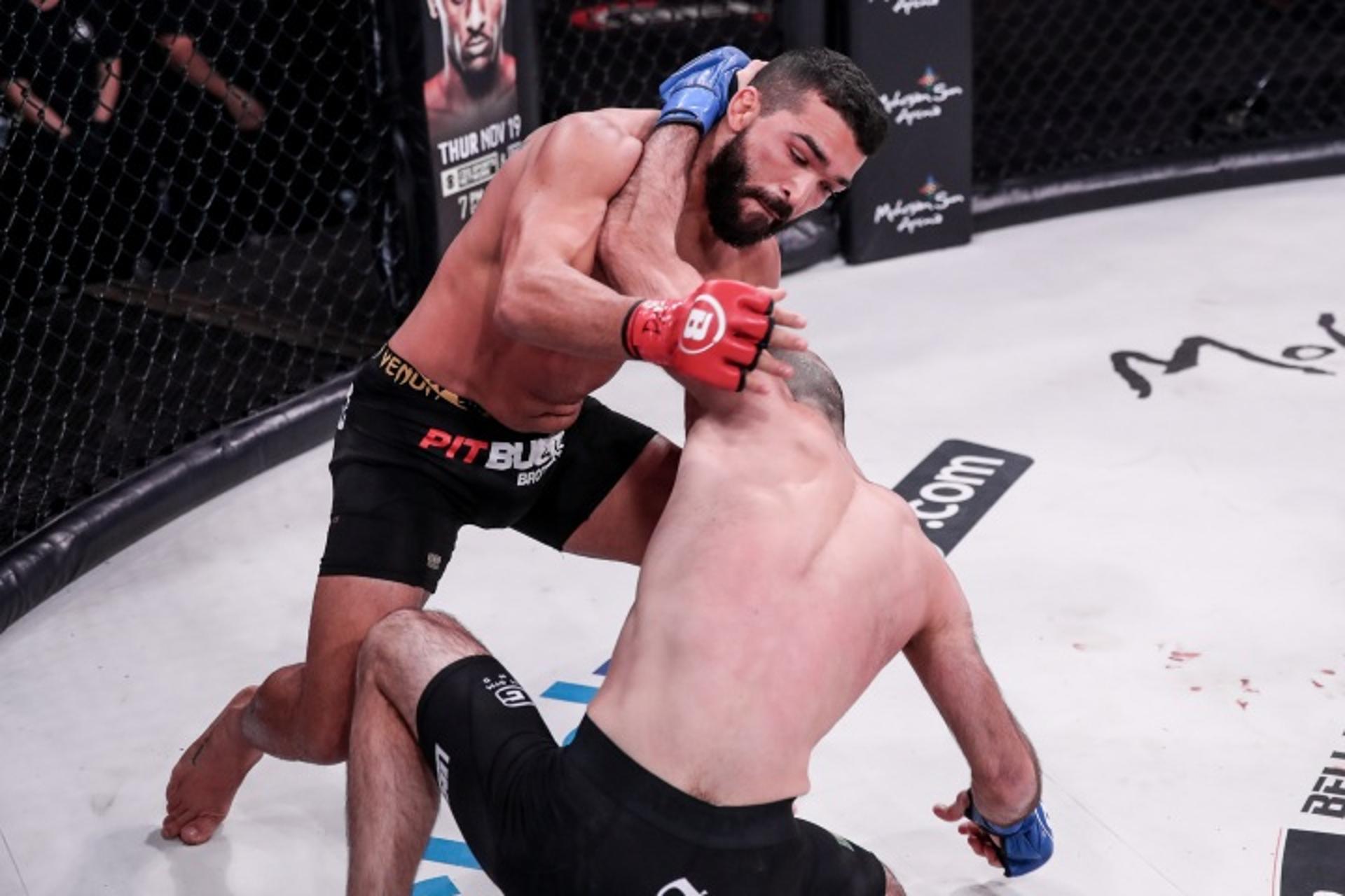 Patrício Pitbull nocauteou Pedro Carvalho, manteve o o cinturão e avançou à semifinal do GP (Foto: divulgação Bellator)