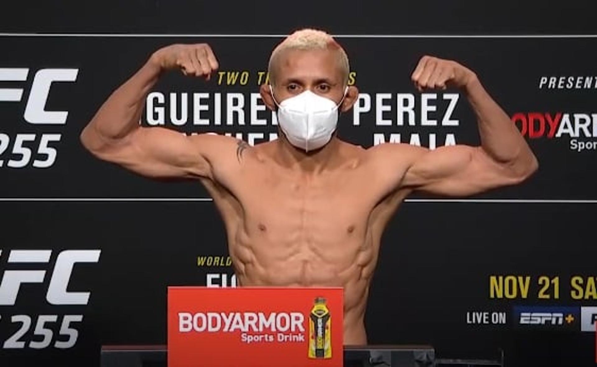 Deiveson não teve problema na balança e confirmou a disputa de cinturão do UFC 255 (Foto: Reprodução/YouTube/UFC)