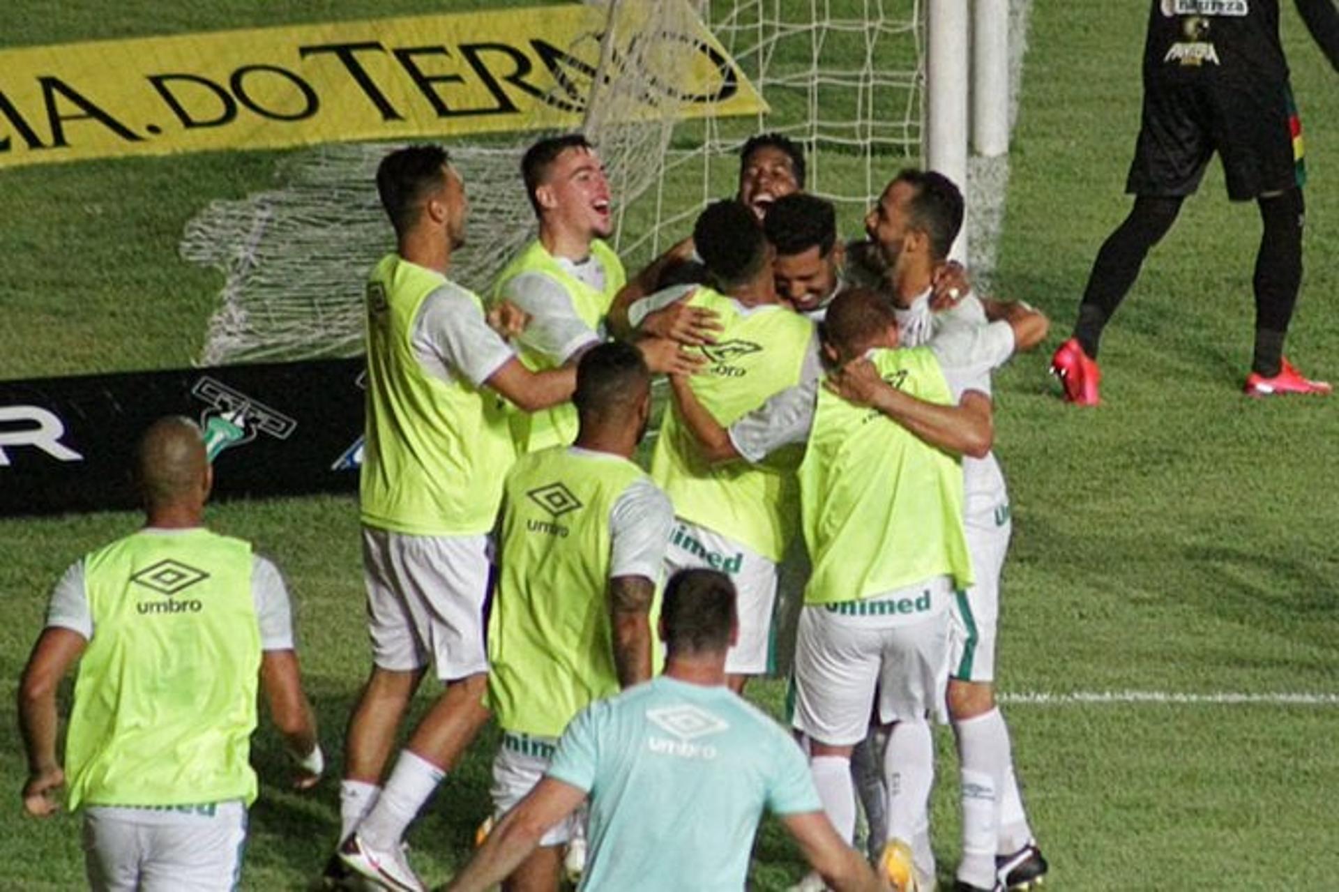 Jogadores da Chapecoense comemoram gol sobre o Sampaio Corrêa