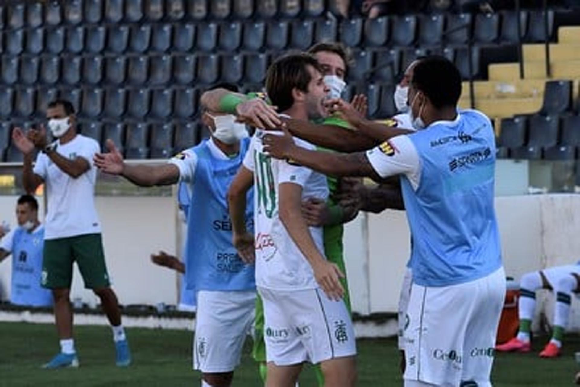 Léo Passos fez o gol que deu a vice-liderança para o Coelho na Série B