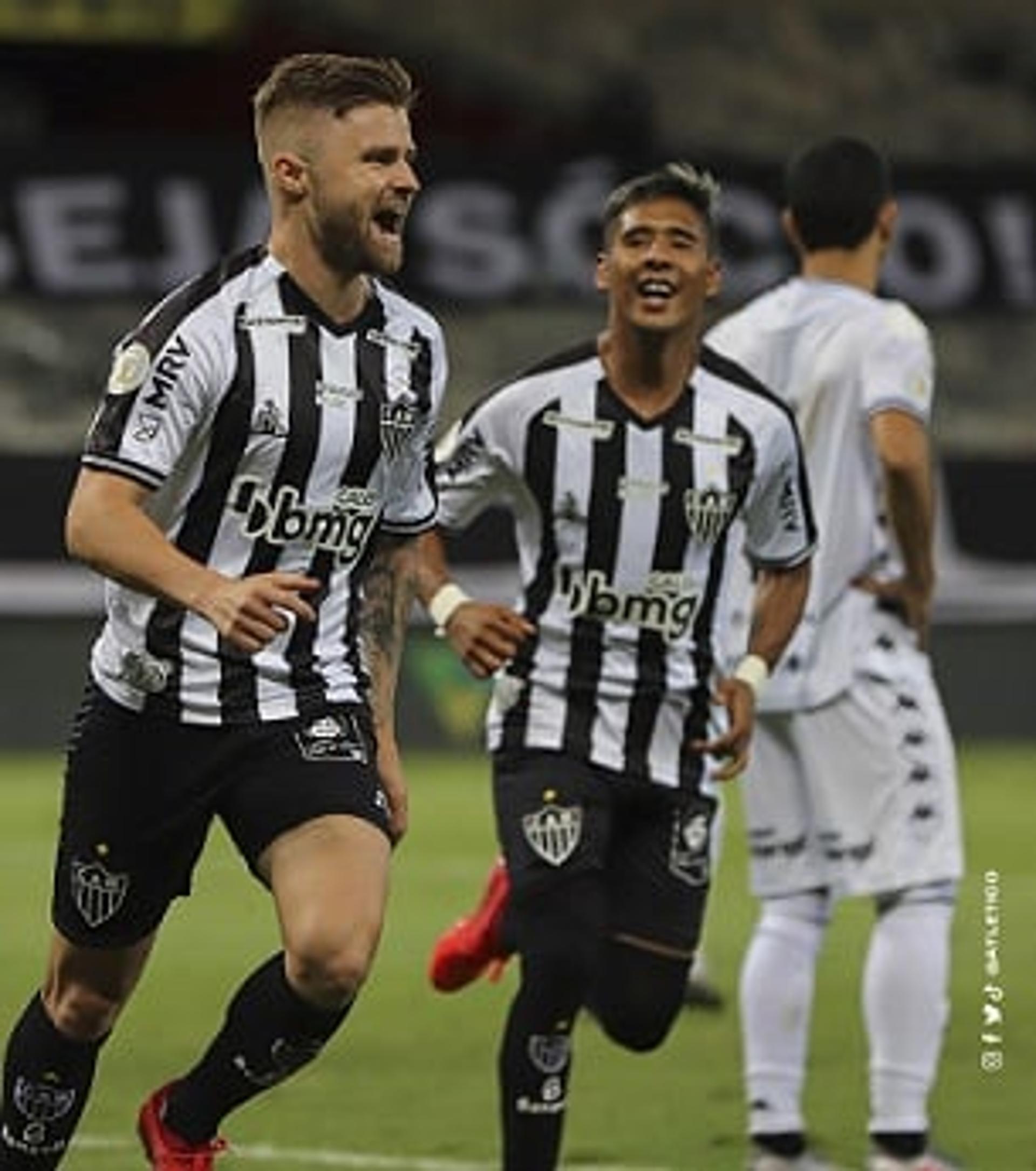 O Galo ficou dois jogos sem vencer e ao derrotar o Fogão, abriu uma pequena distãncia na liderança para os riivais