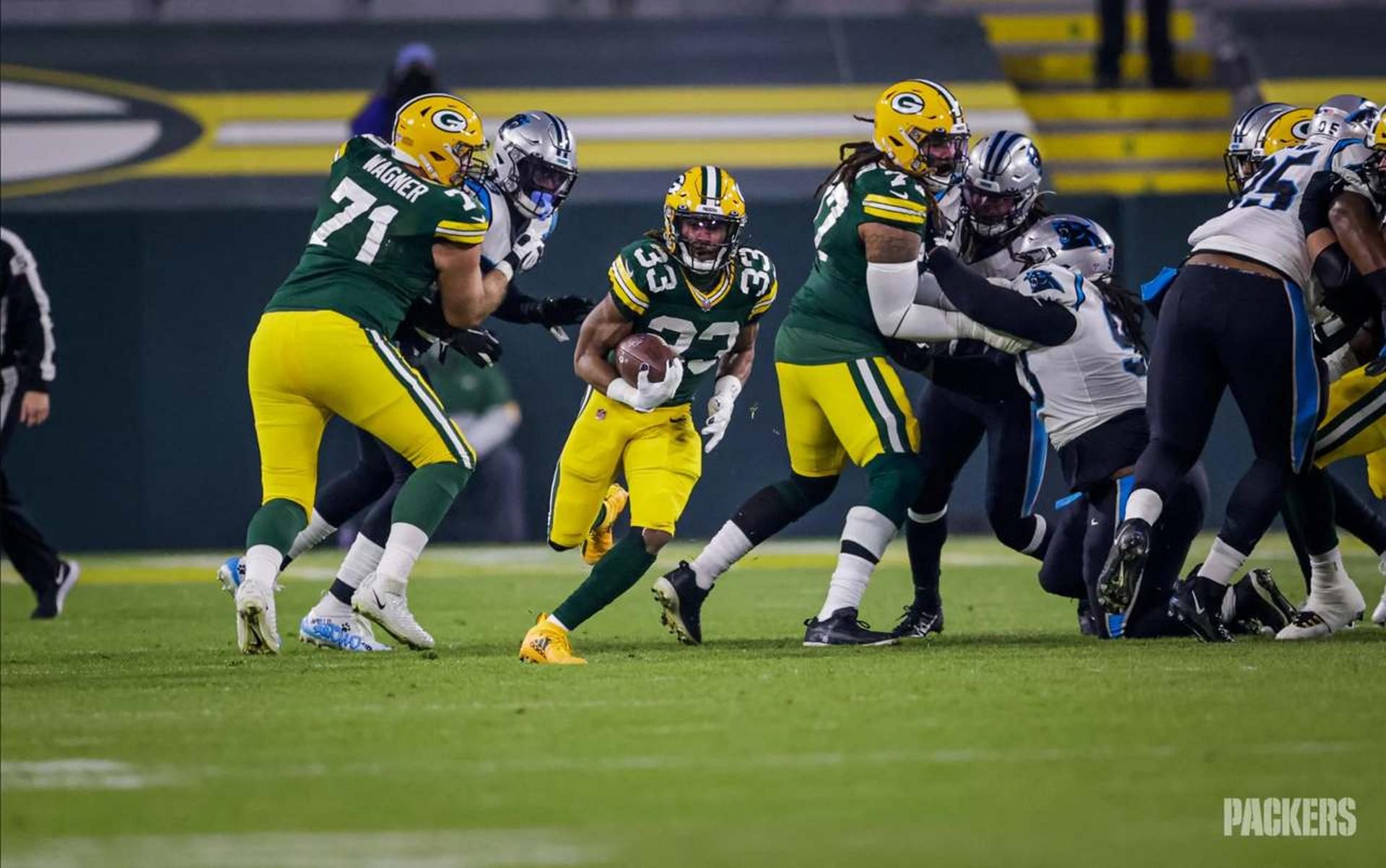 Aaron Jones encaixa uma ótima corrida contra os Panthers