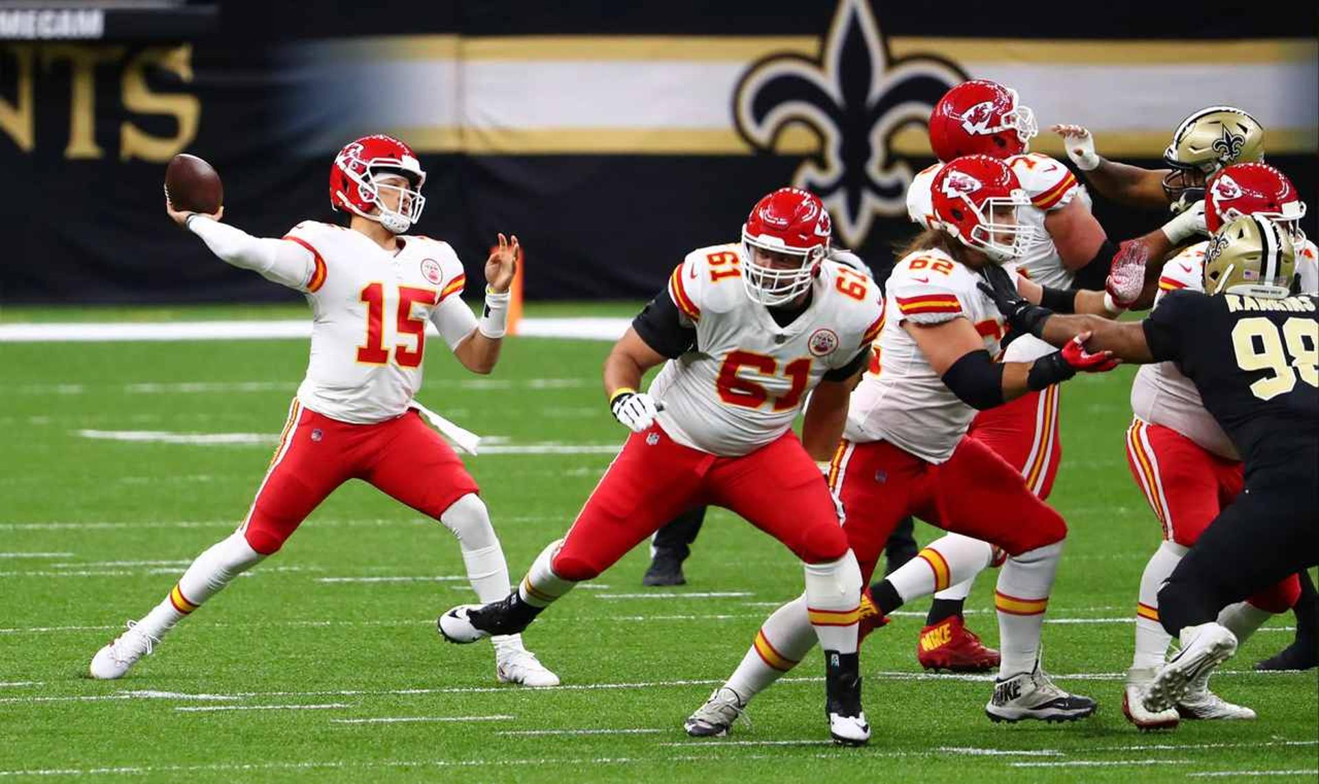 Mahomes lança um passe na vitória dos Chiefs sobre os Saints