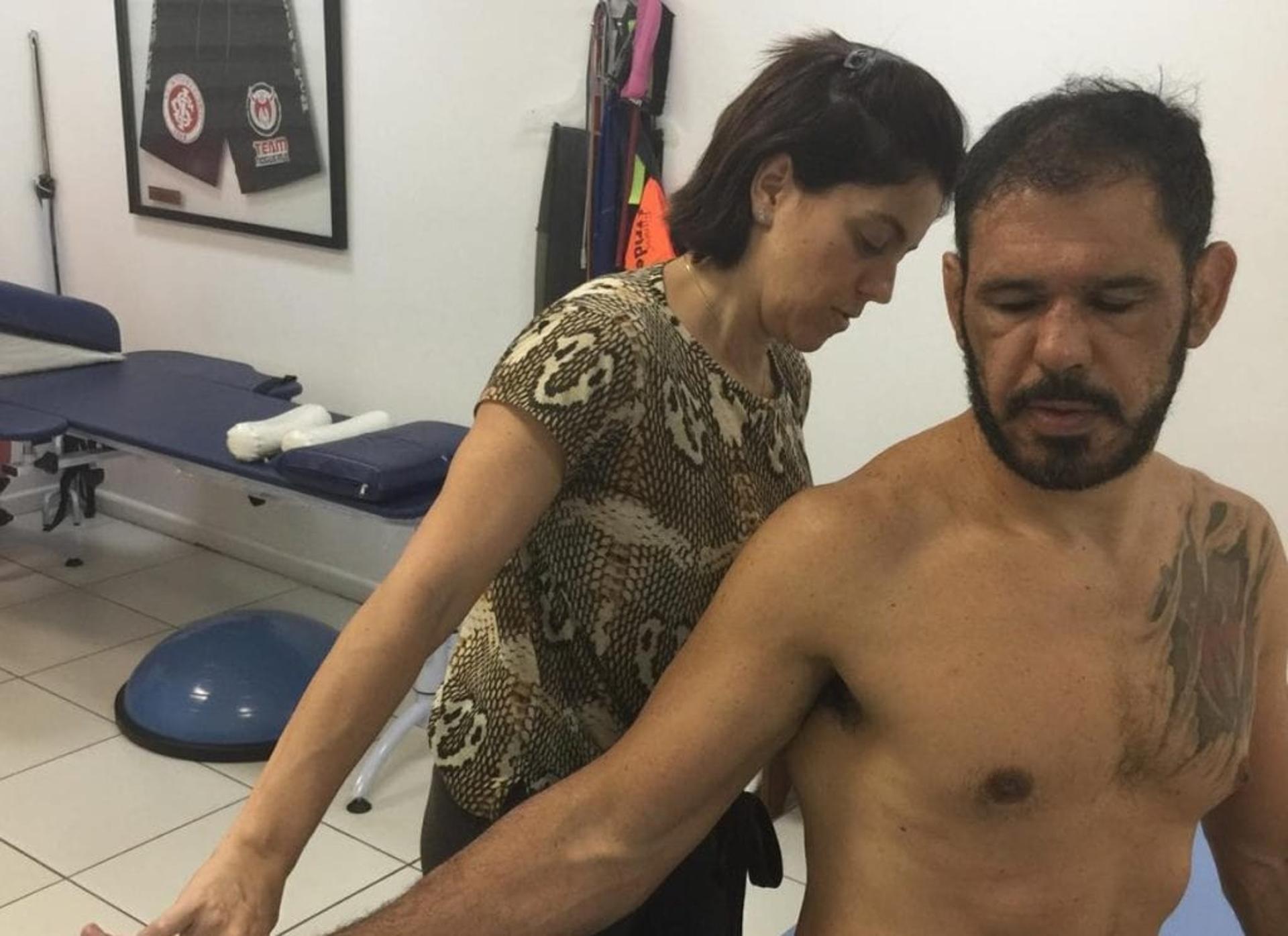 O astro do MMA na fisioterapia com Ângela Côrtes Góis