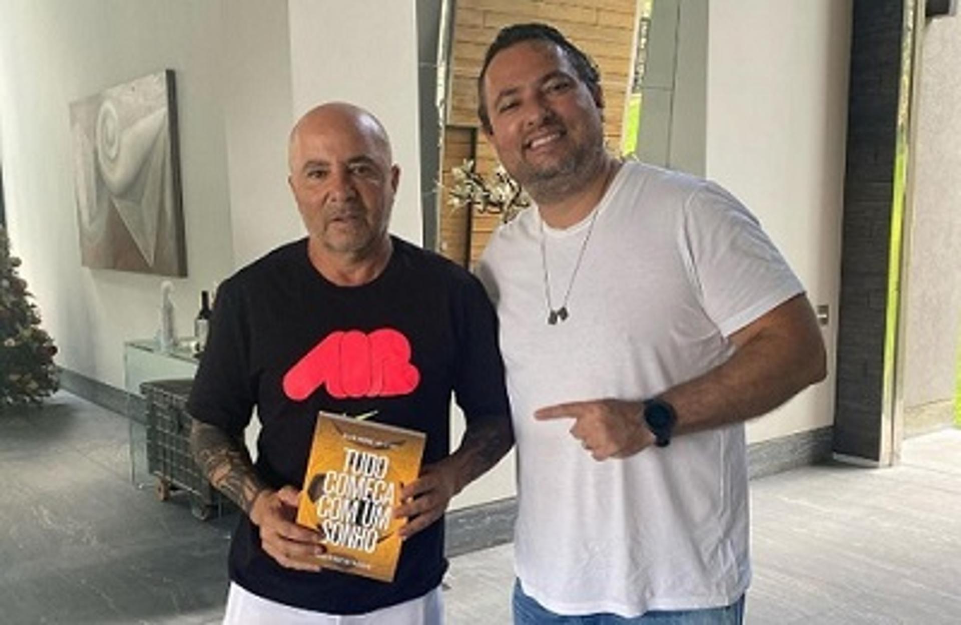 Mattos visitou Sampaoli e o presenteou com seu livro autobiográfico e projetou conquistas em 2021