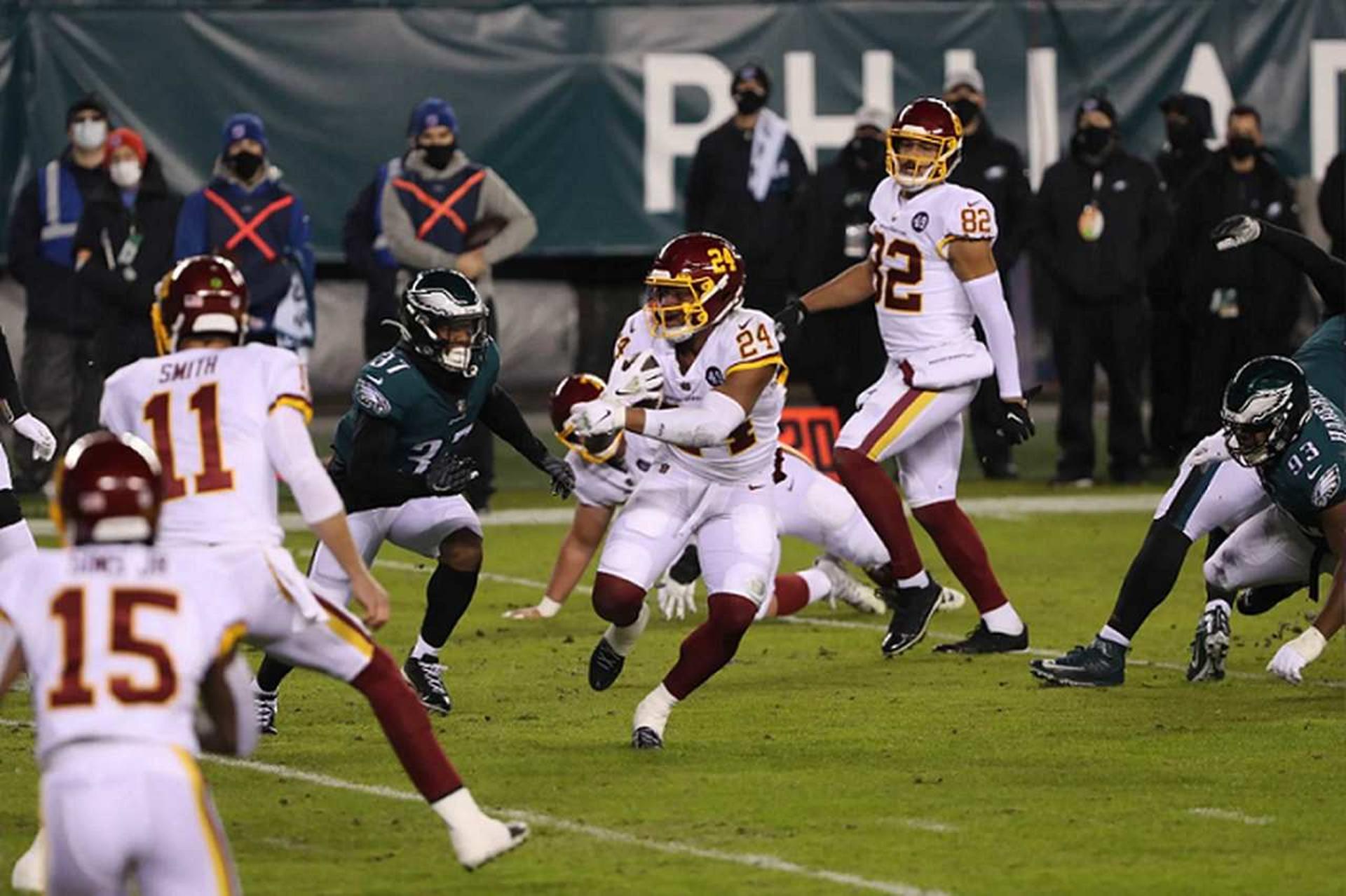 Antonio Gibson corre com a bola pelo Washington Football Team no Sunday Night Football