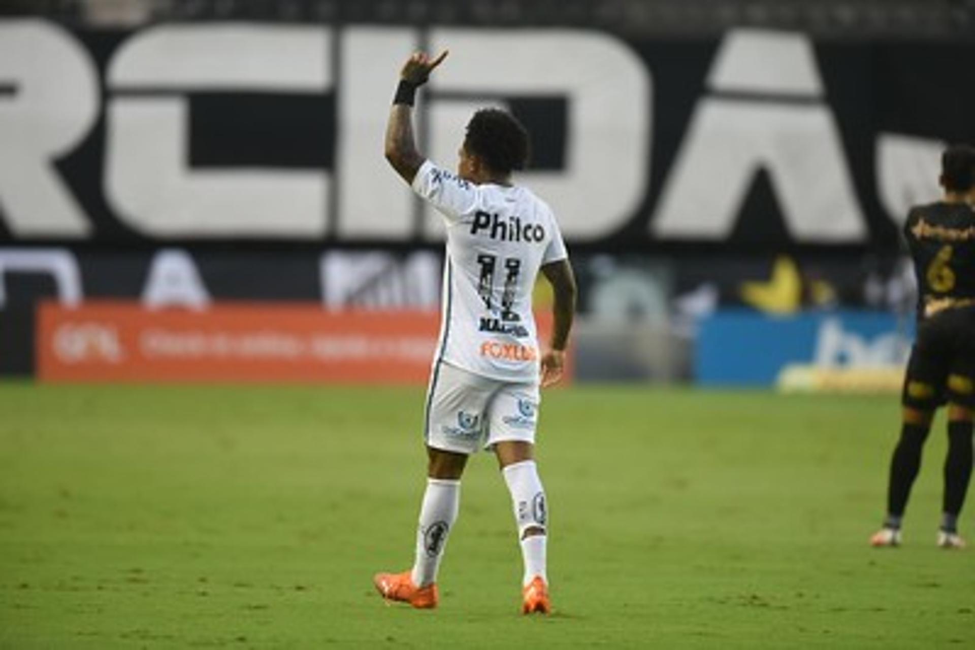 Marinho com a camisa do Santos