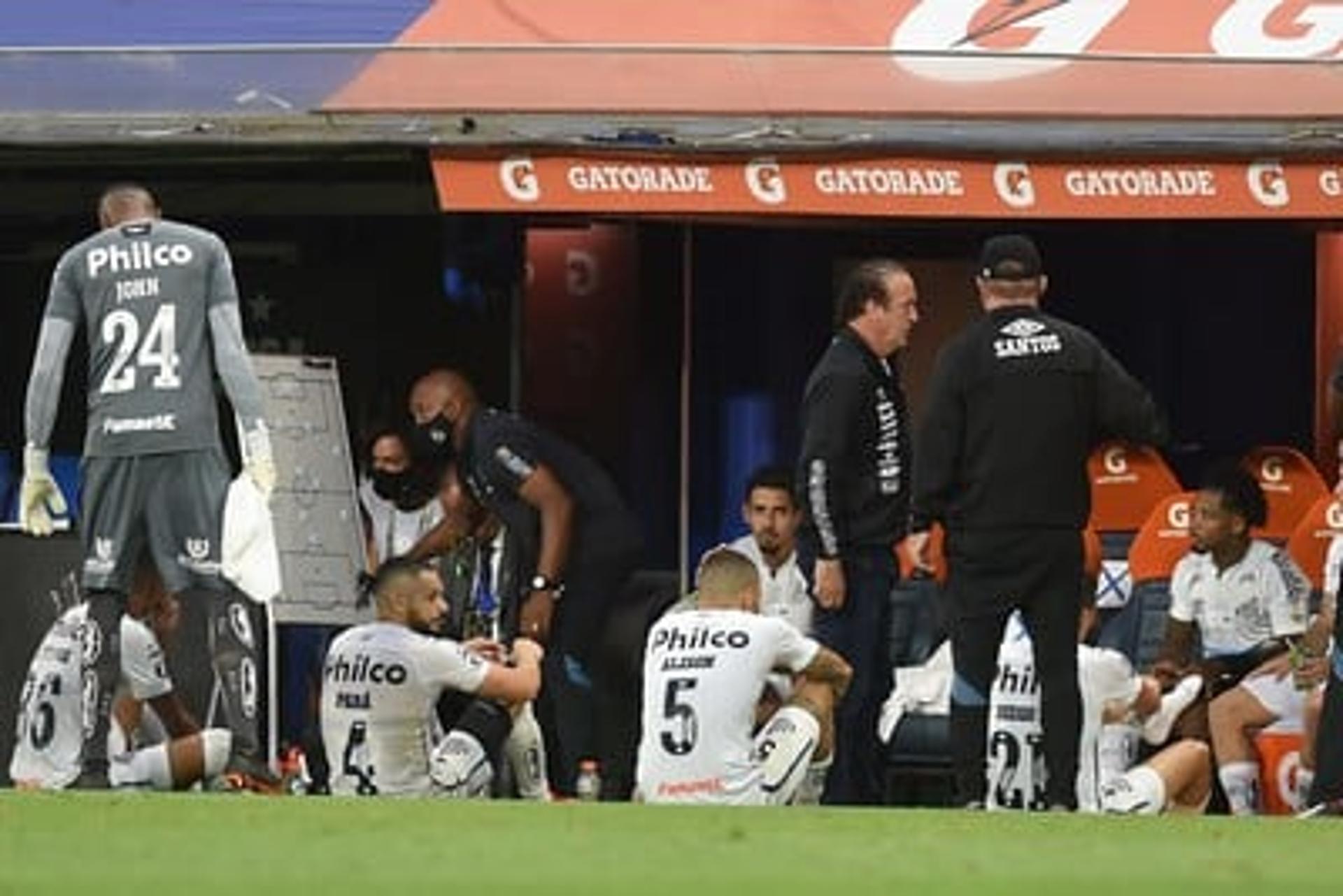 Santos em campo no intervalo do jogo contra o Boca Juniors