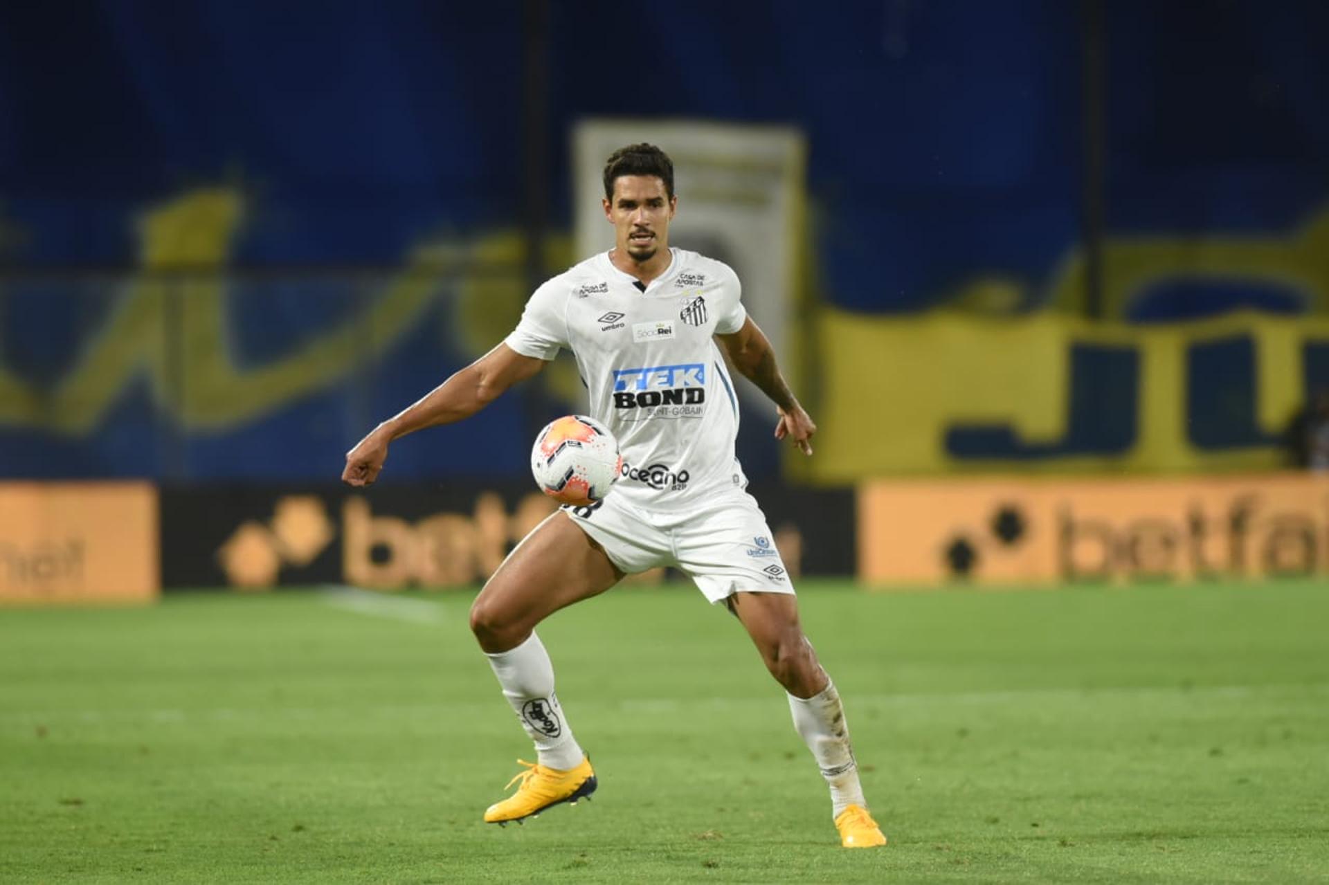 Veríssimo comandou o sistema defensivo do Santos contra o Boca em La Bombonera