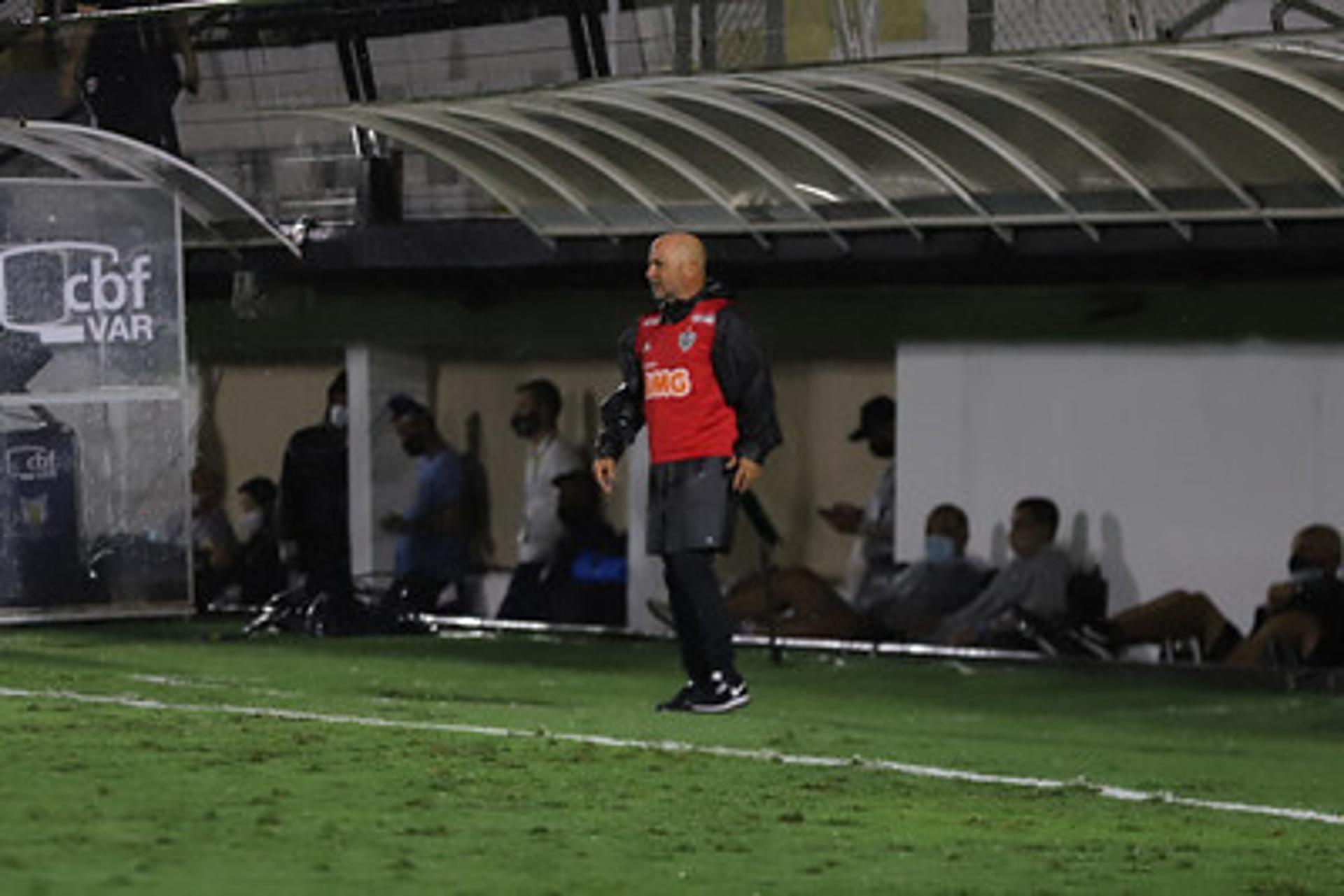 Sampaoli optou por fazer s[o três mudanças no time, ficando com duas  sem utilizar no duelo contra o Rv Braganfino