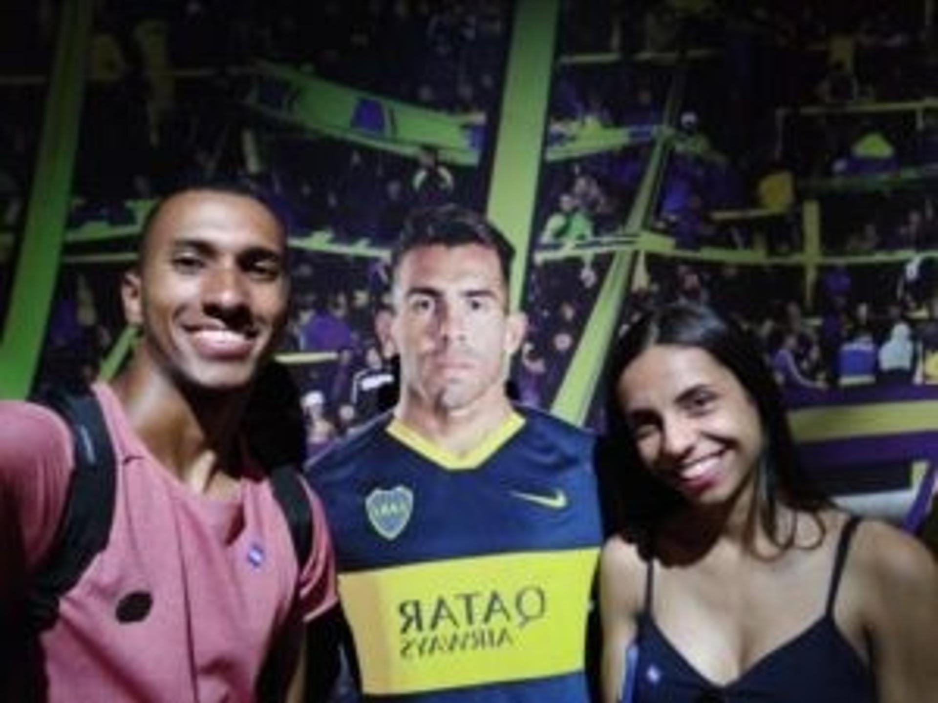 Lucas Braga em selfie com Tevez