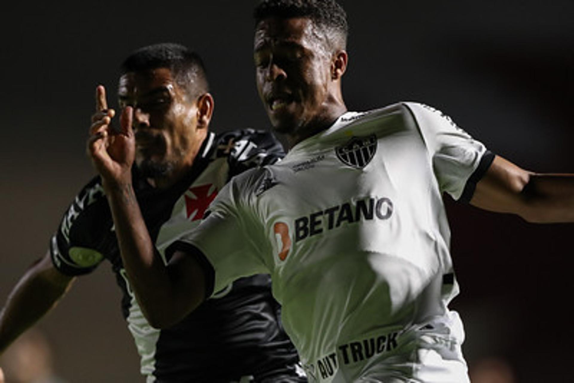 Ataque pouco eficaz e defesa oscilante: esse foi o Galo na derrota para o Vasco, em São Janurário