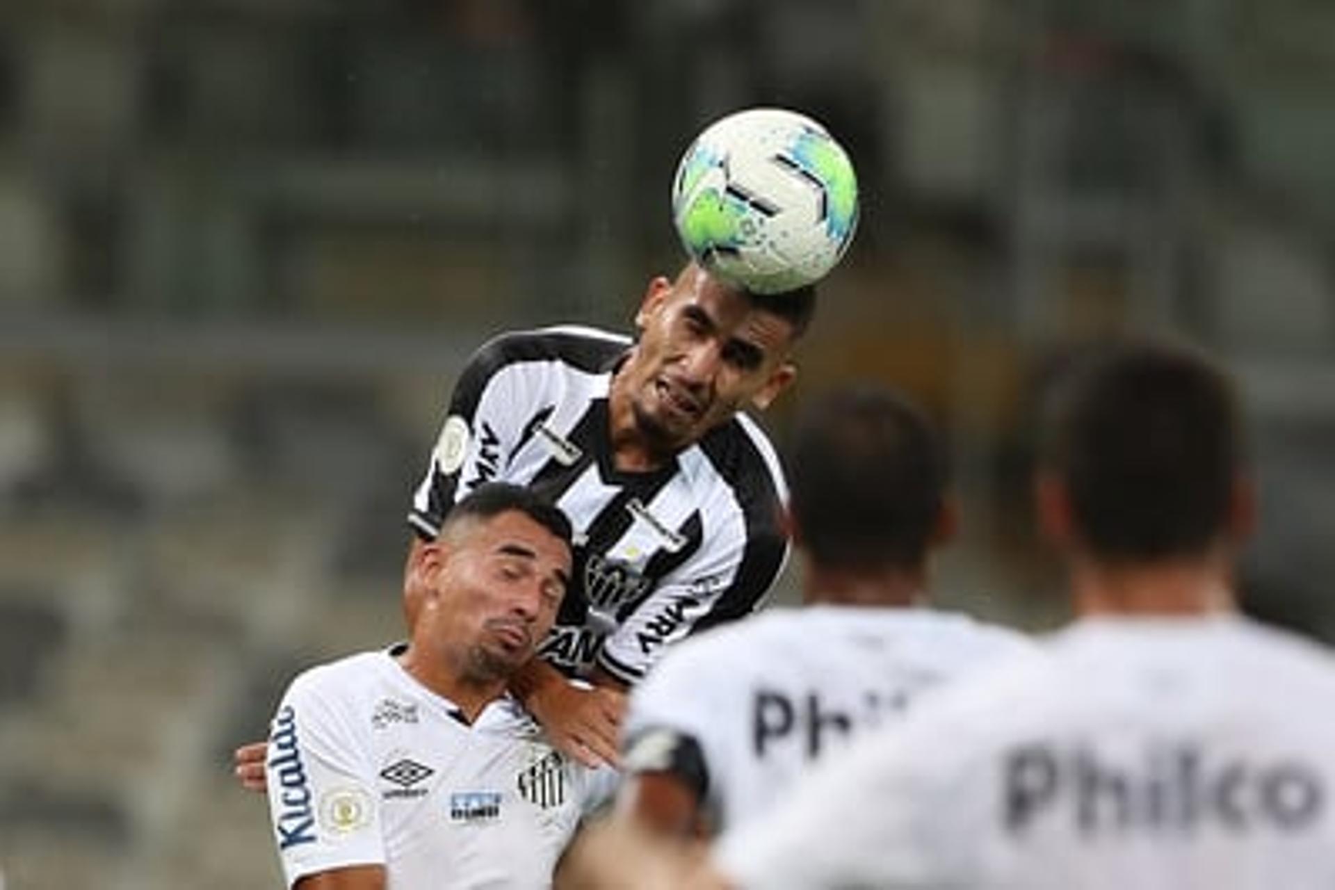 O Galo teve uma noite de futebol seguro contra os reservas do Santos, que poupou os titulares para a final da Libertadores, sábado, contra o Palmeiras