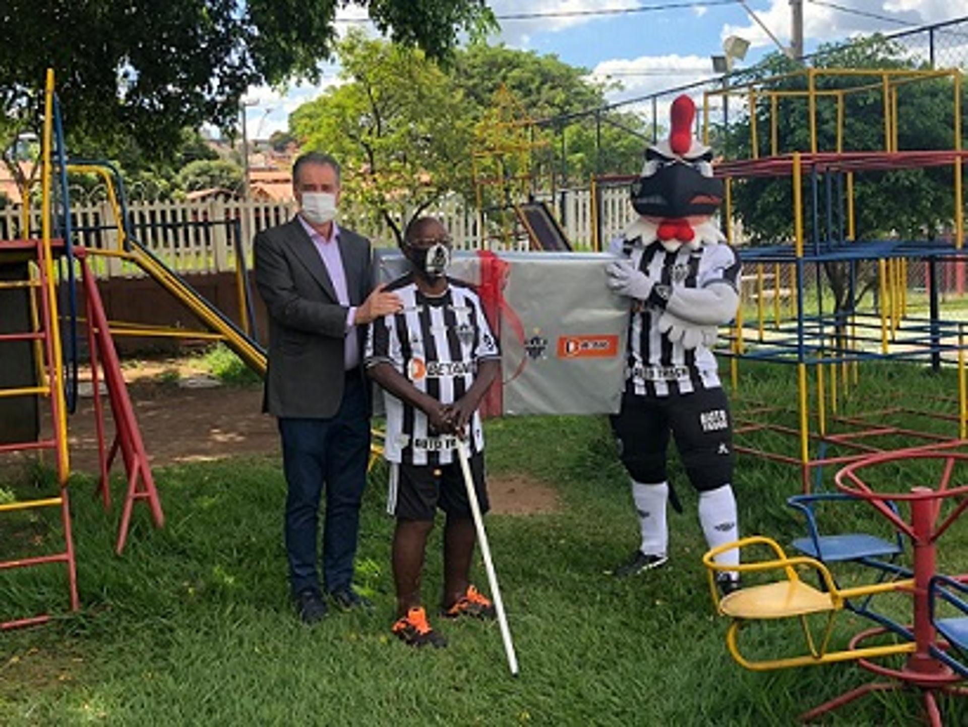 Ubaldo foi presentado pelo clube e o presidente Sérgio Coelho fez a entrega