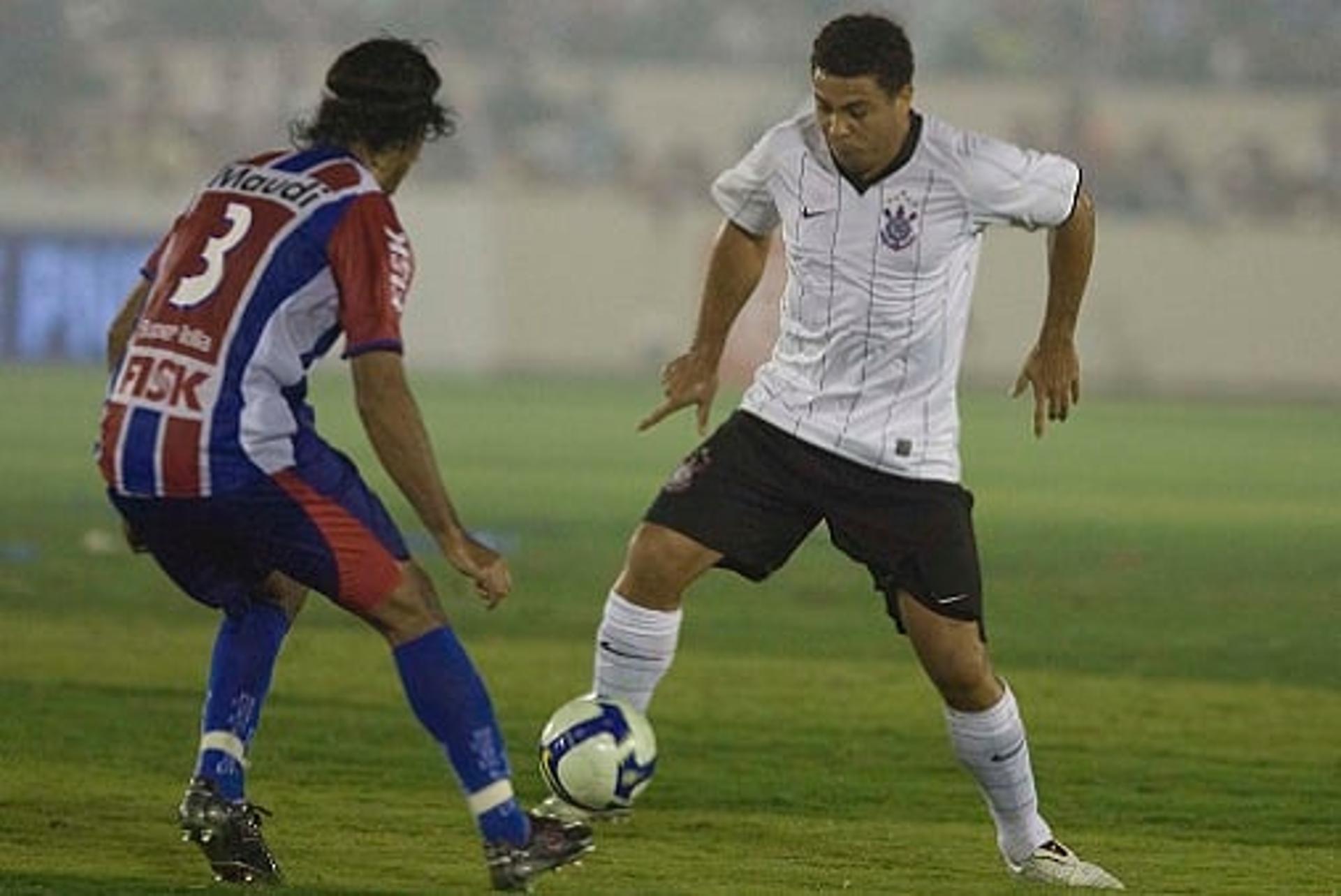 Ronaldo Fenômeno estreou pelo Corinthians em partida contra o Itumbiara pela Copa do Brasil