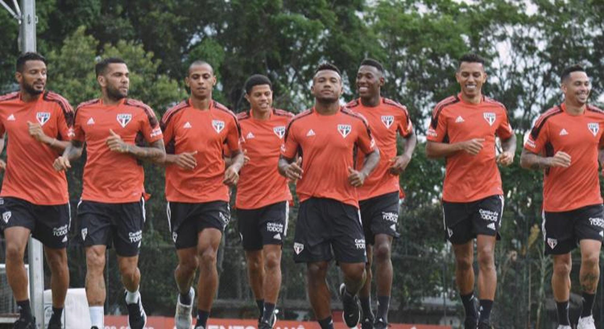 Jogadores durante treino desta quinta-feira