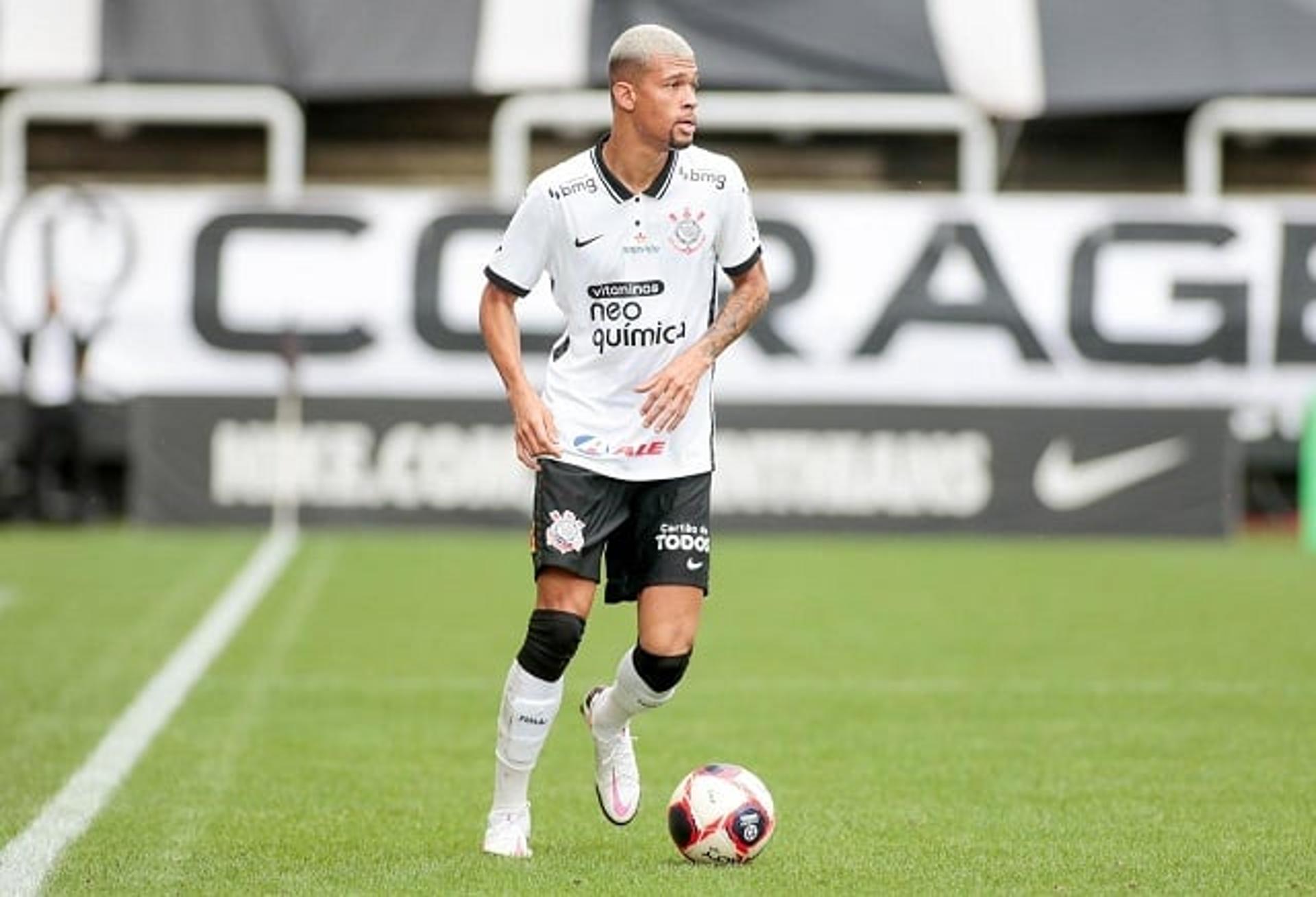 João Victor em ação pelo Corinthians contra a Ponte Preta