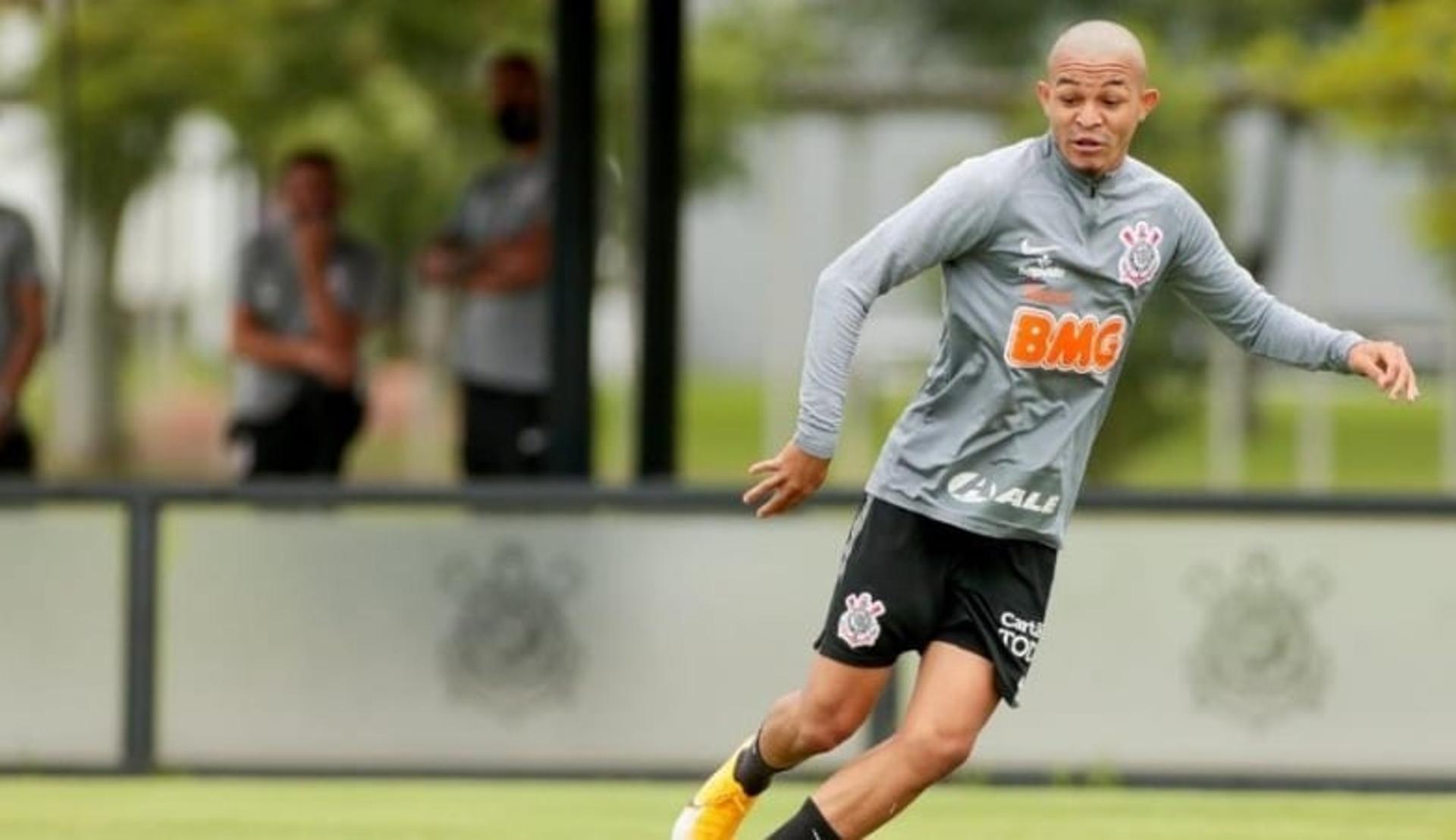 Adson em ação no treino do Corinthians