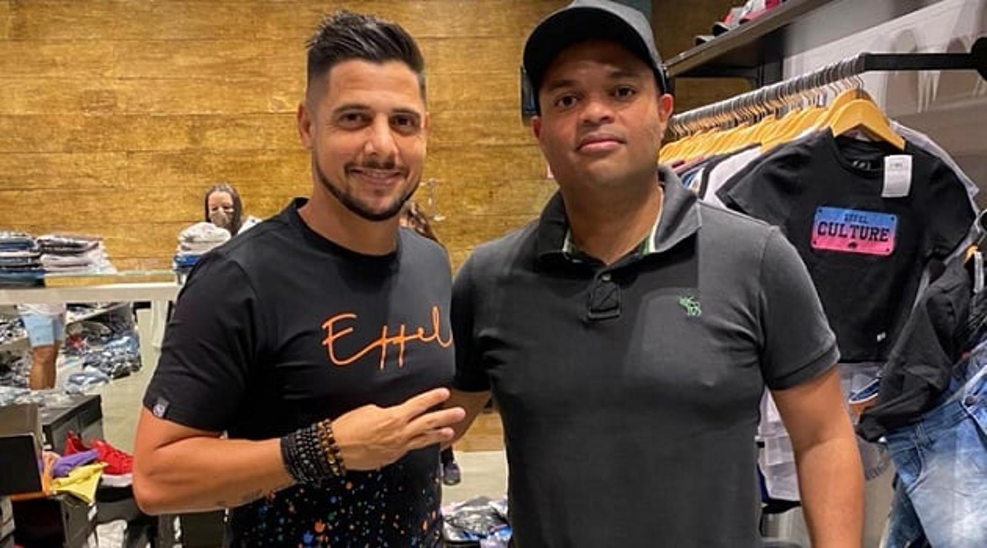 Cicinho e Morales em showroom da Effel Culture