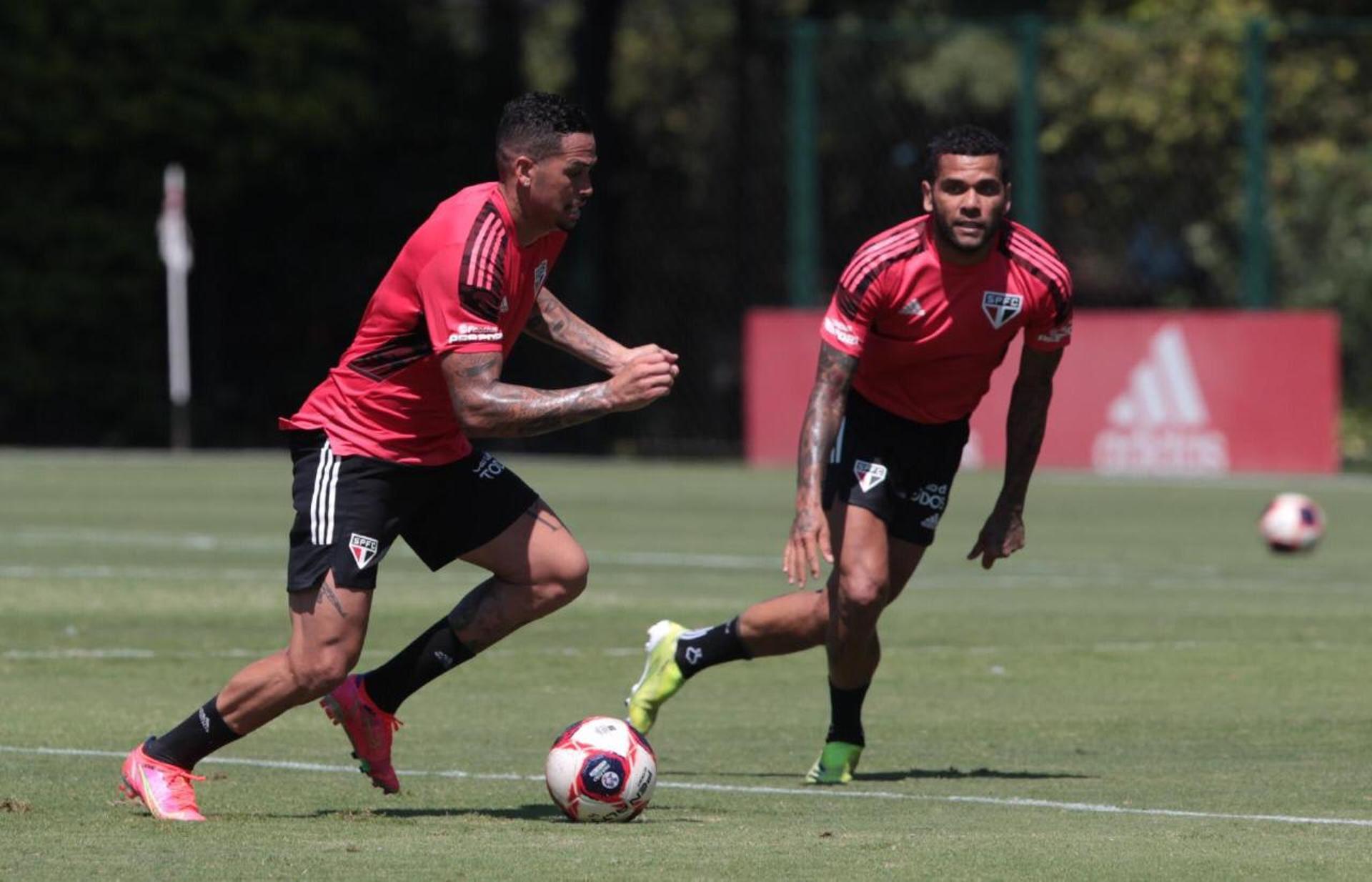 Luciano e Daniel Alves de volta aos treinos no São Paulo