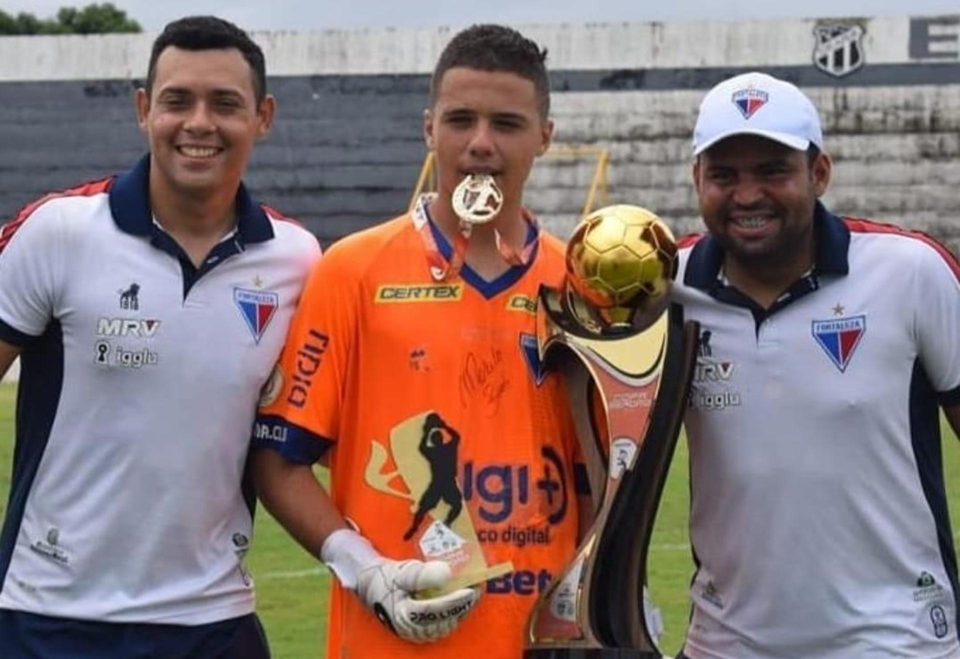 Raí Lima segura troféu de campeão e melhor goleiro da Copa Seronomo