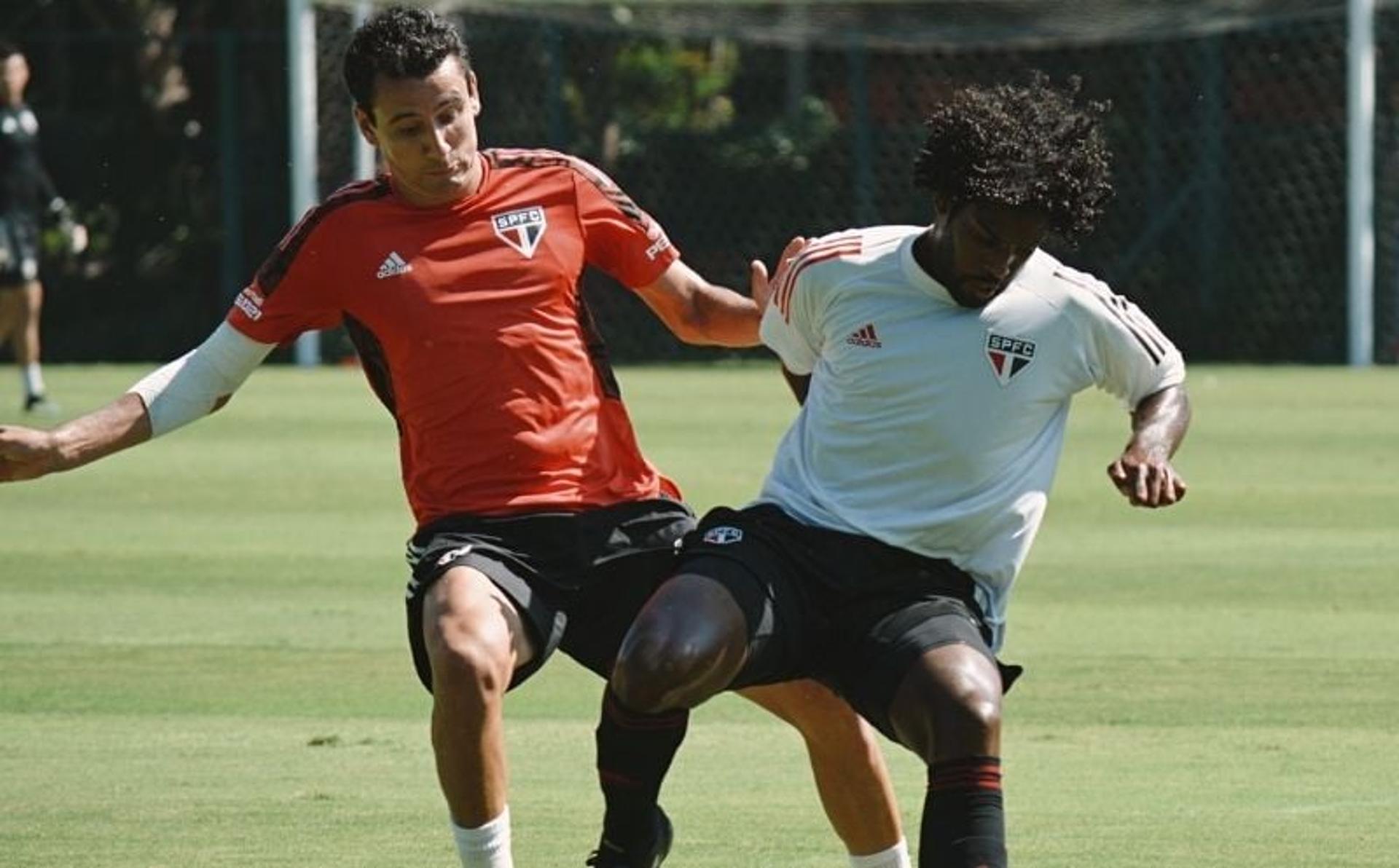 Elenco profissional treinou com os jogadores do Sub-20