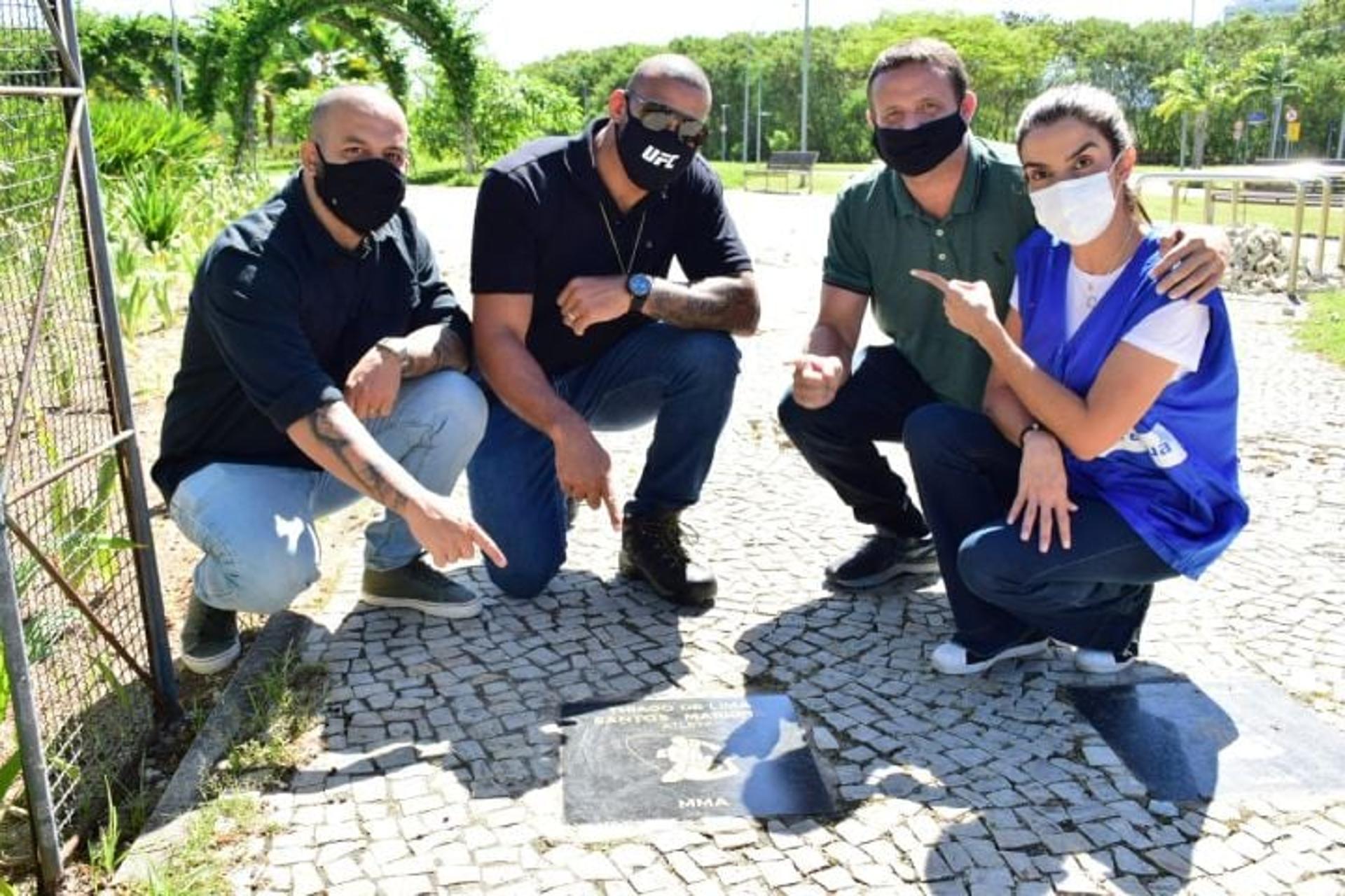 Lutador do UFCm Thiago Marreta foi homenageado na Calçada da Fama das Artes Marciais