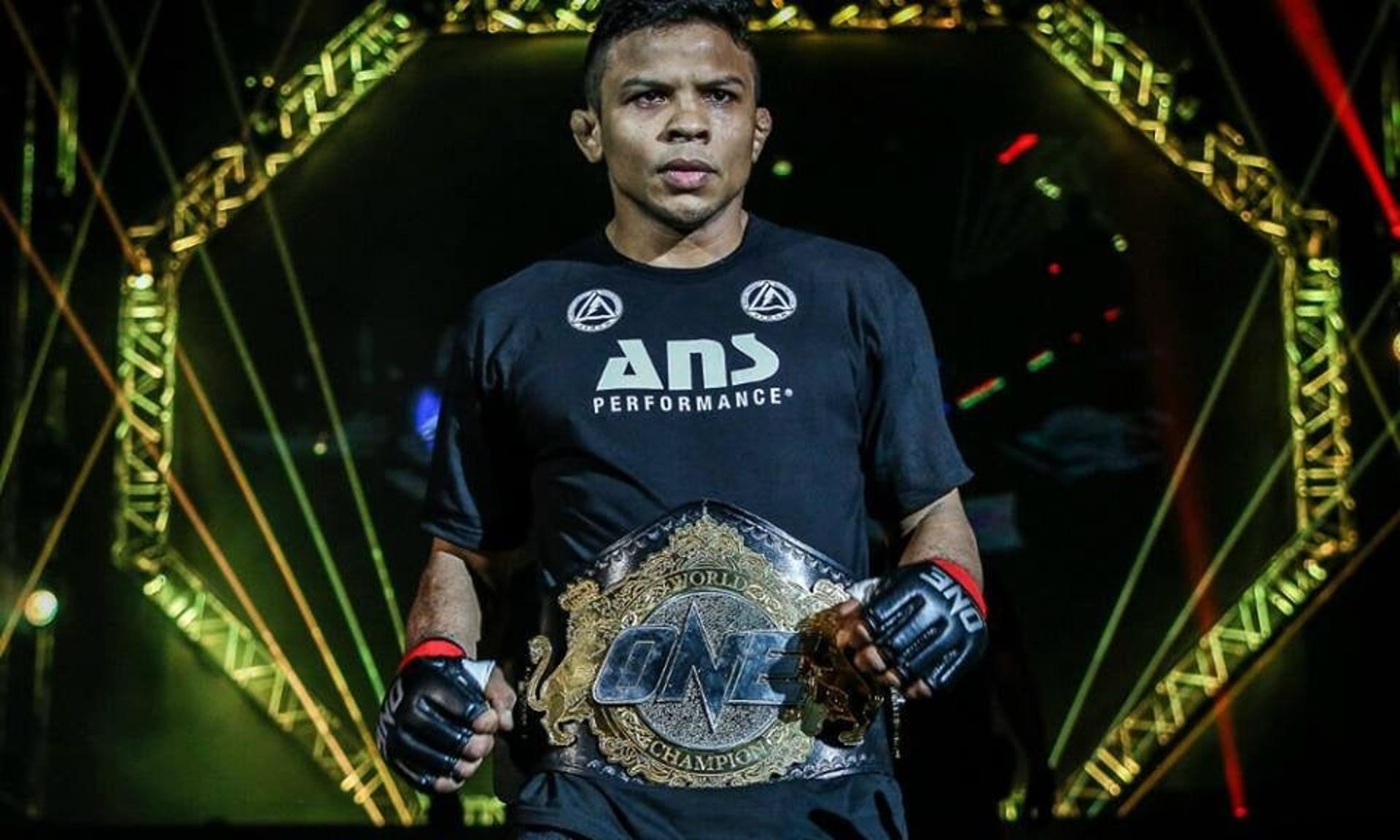 O brasileiro Bibiano Fernandes é o maior campeão pelo-galo da história da organização