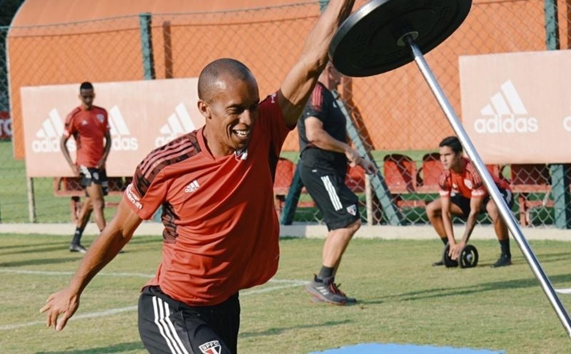 Miranda durante treino de segunda-feira