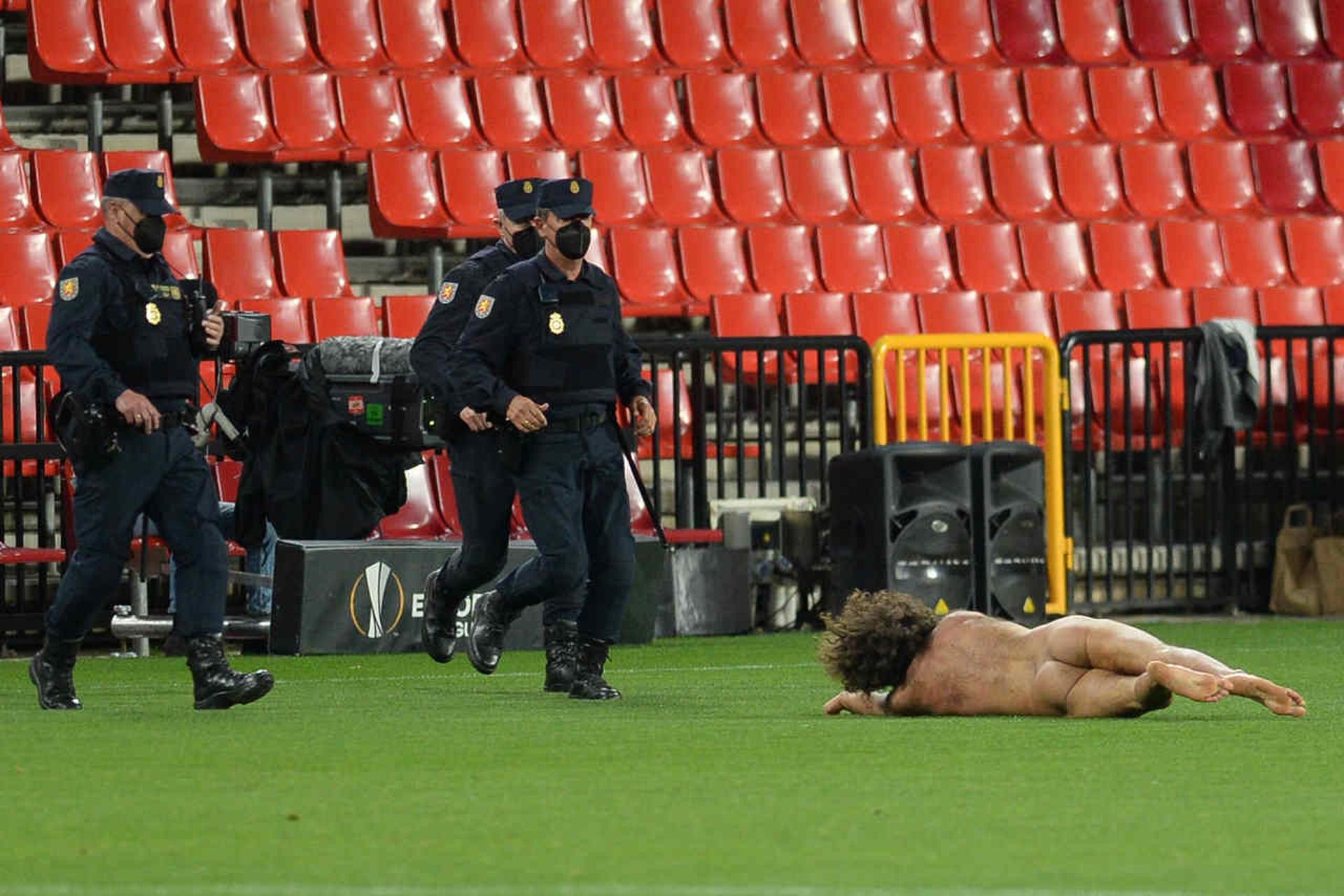 Homem invade o gramado pelado e paralisa jogo entre Granada e Manchester United