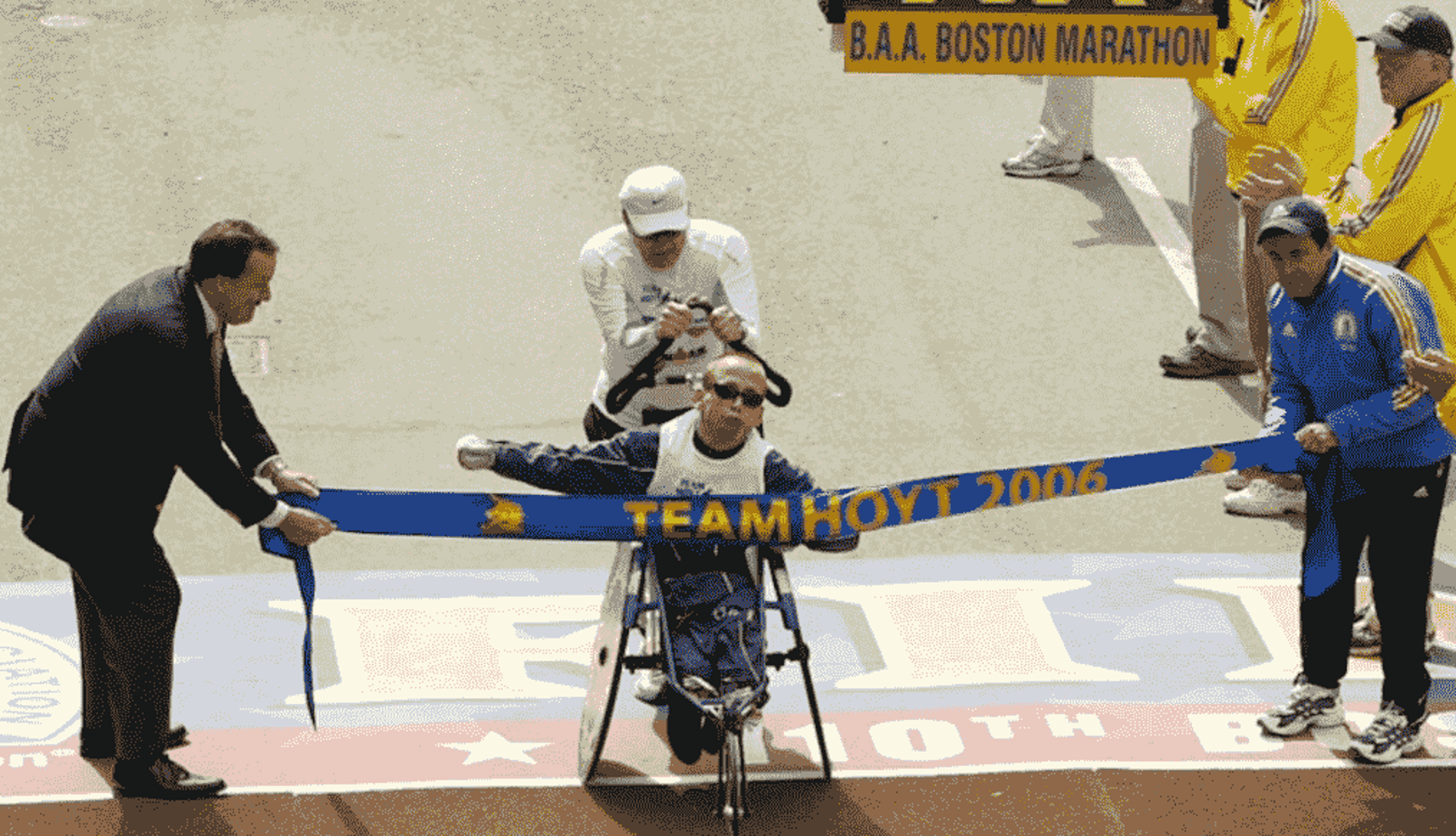 Dave McGillivray (à direita) na linha de chegada para receber Dick e Rick na Maratona de Boston de 2006. (Arquivo pessoal)