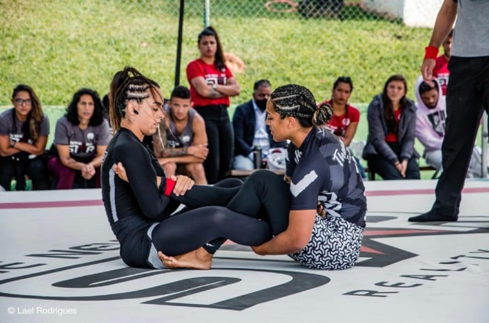 Thamara Ferreira finalizou Renata Marinho com uma leg-lock na luta feminina do episódio