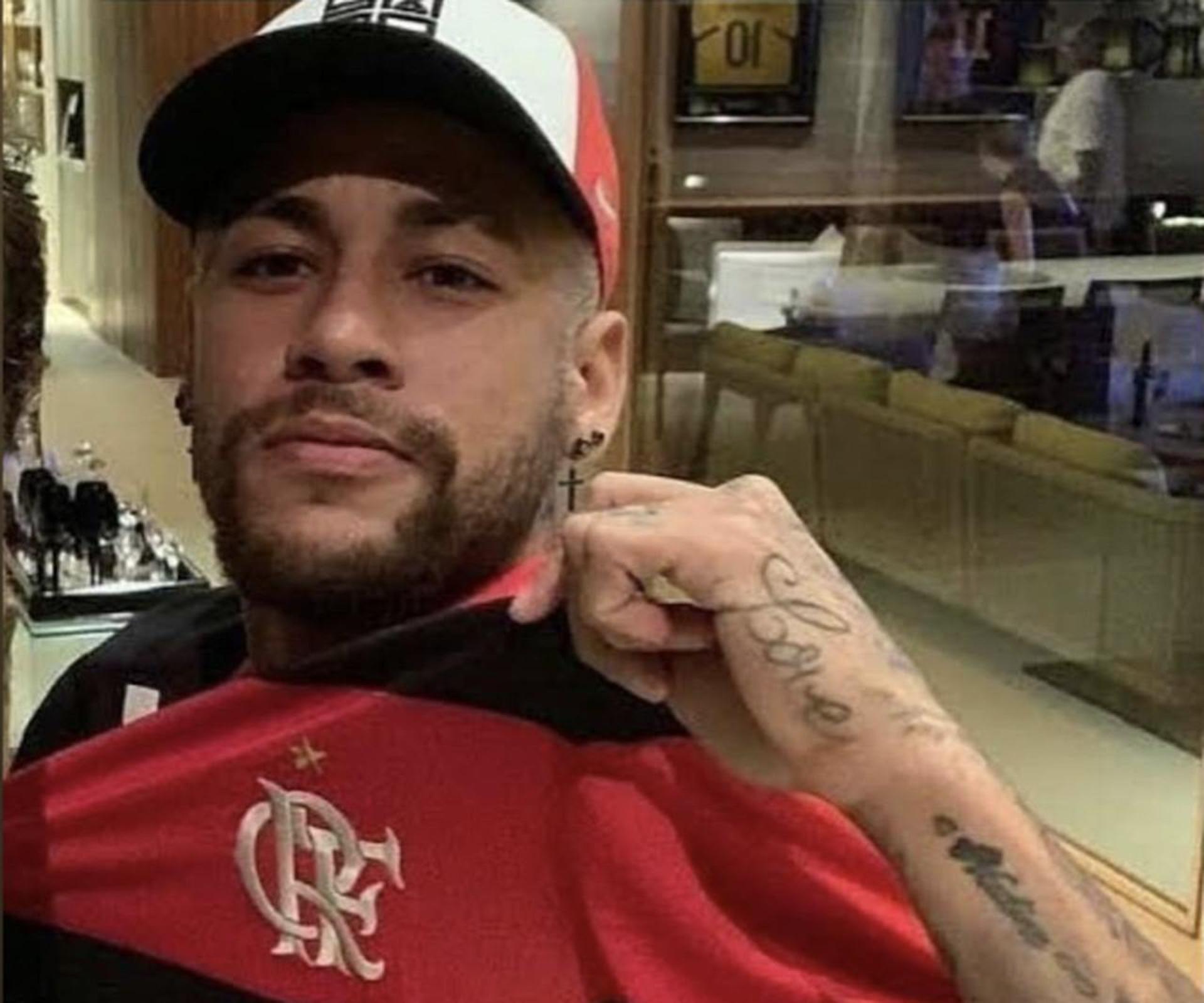 Neymar com a camisa do Flamengo