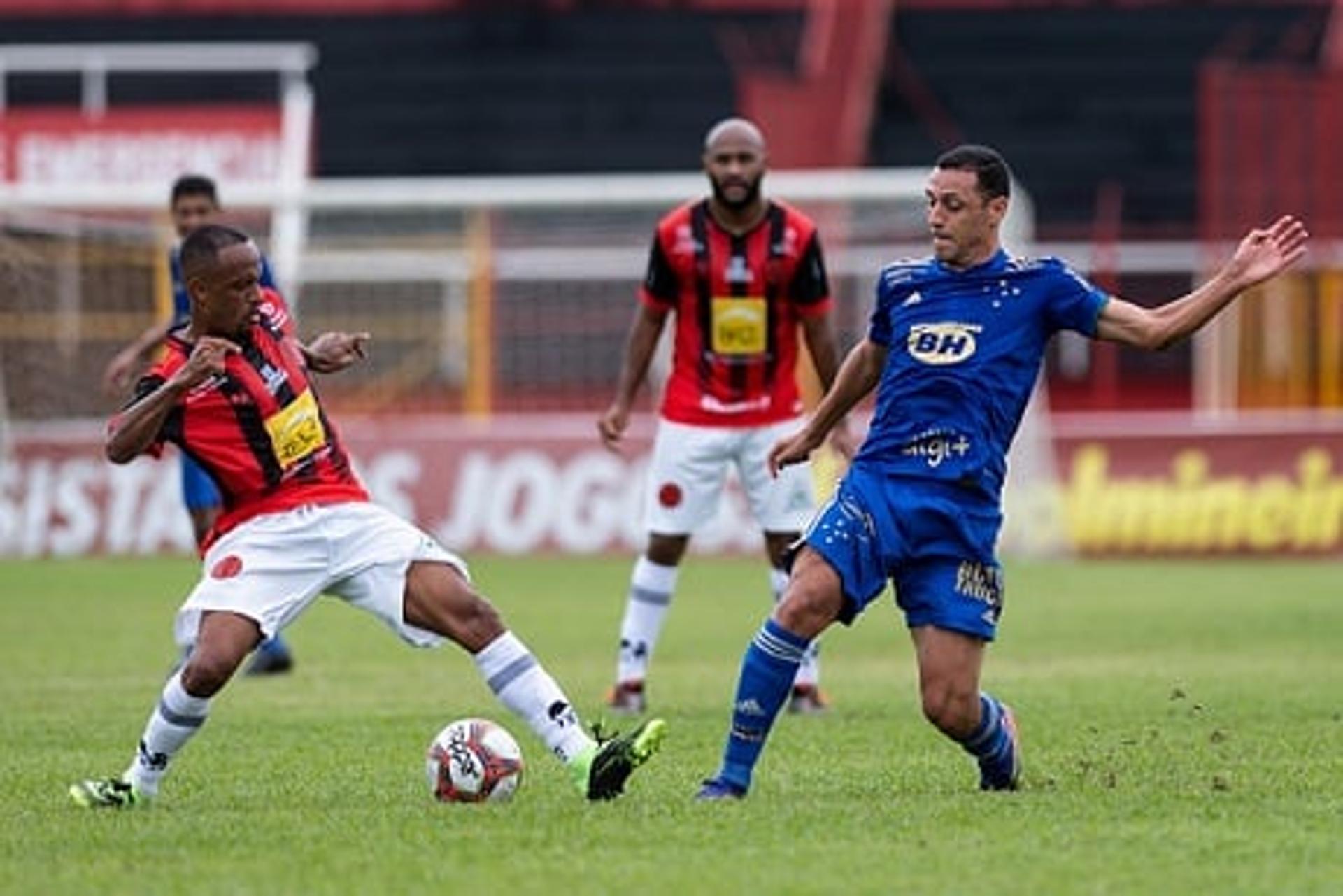 Leandro Salino, à esquerda, foi um dos nomes do jogo diante da Raposa