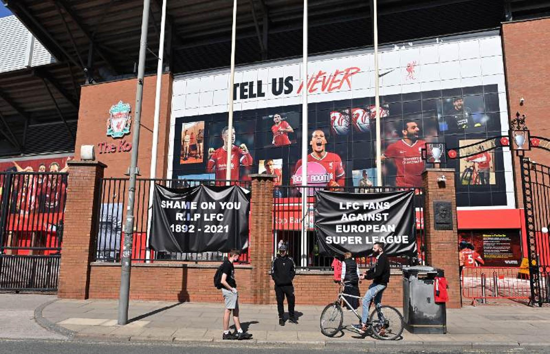 Torcedores do Liverpool protestam contra a criação da Superliga