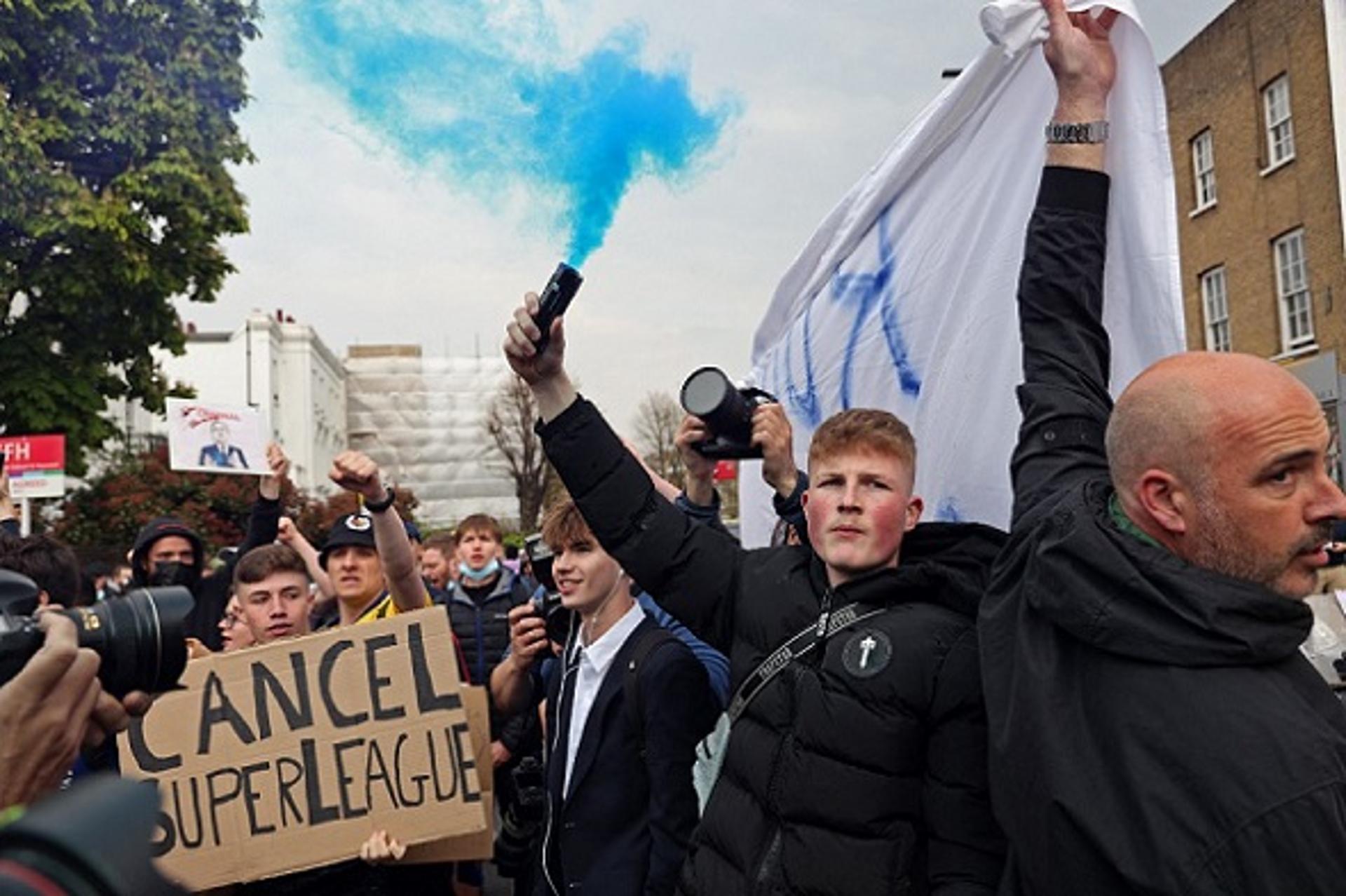 Torcedores protestam em Stamford Bridge