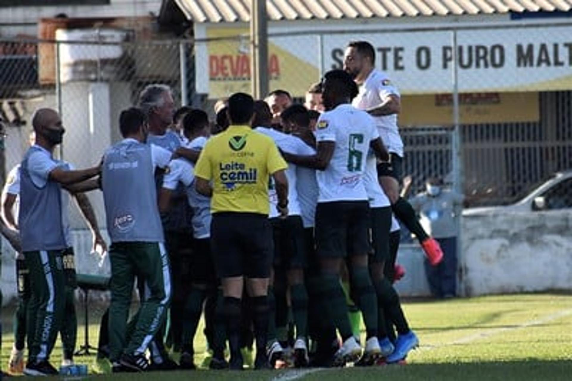 O Coelho fez seu melhor jogo no Estadual na vitória sobre a URT e vai encarar o Cruzeiro nas semifinais