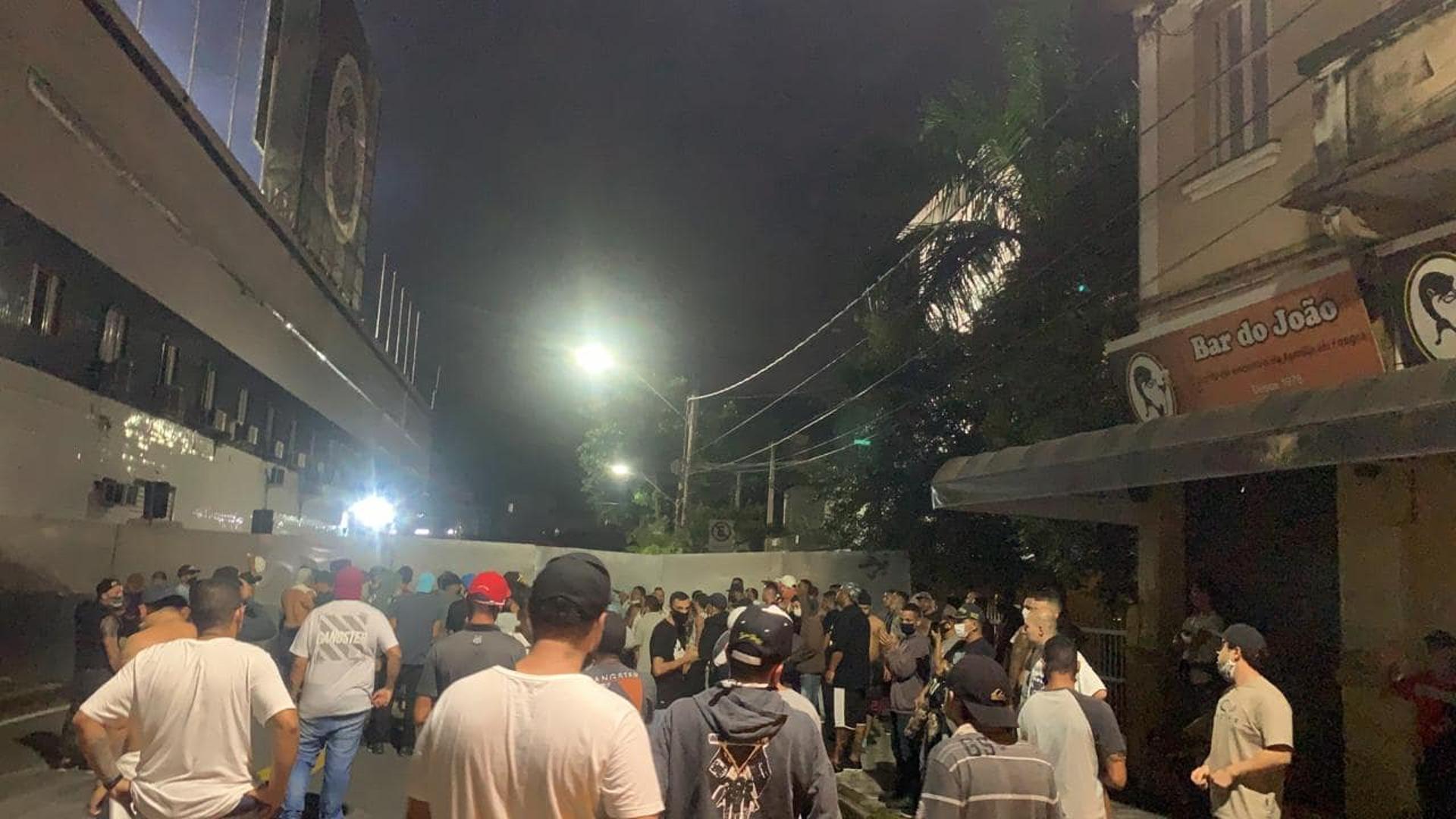 Protesto de torcedores na Vila Belmiro