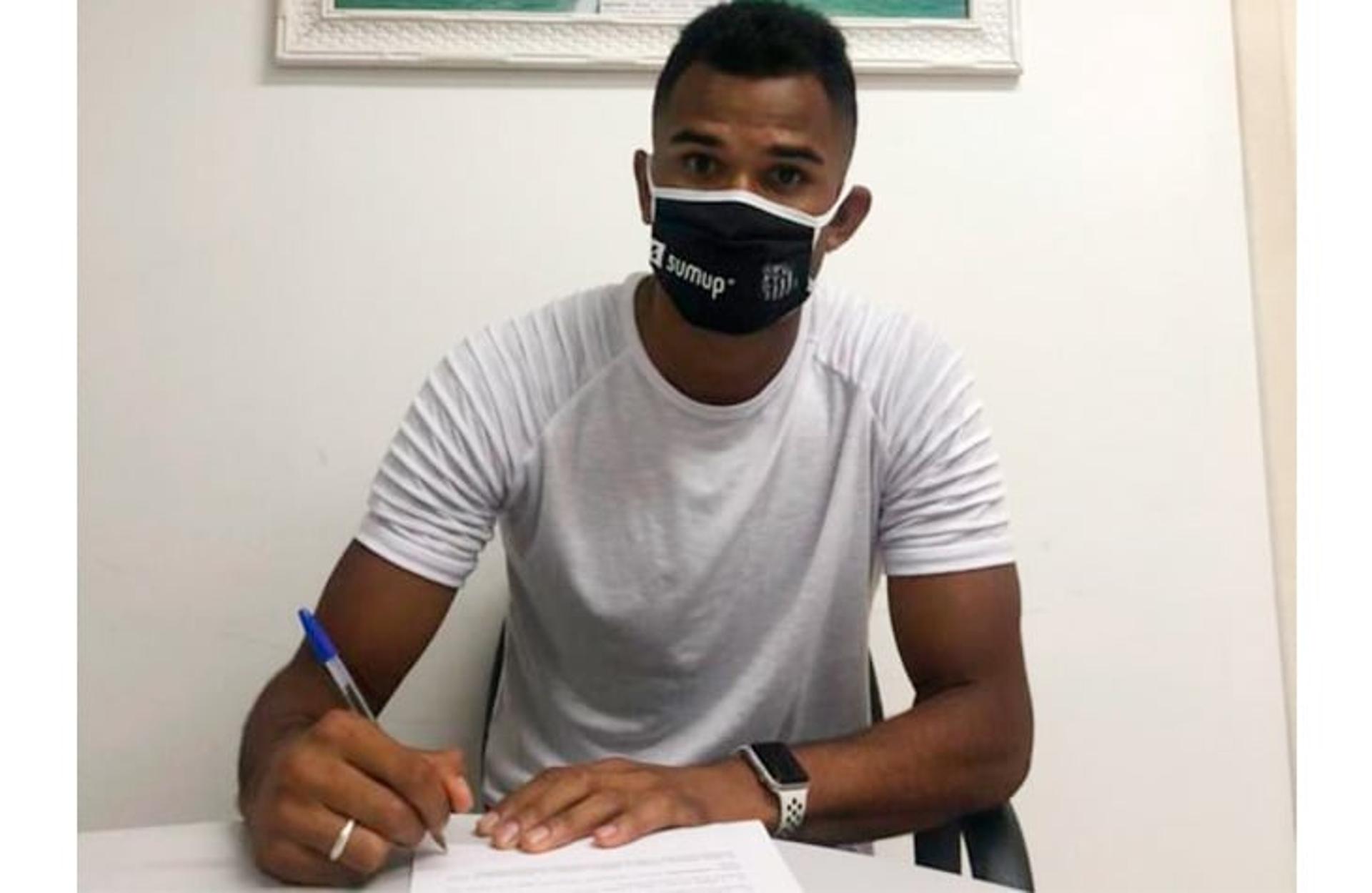 Zagueiro Derick assina a renovação de contrato com o Santos