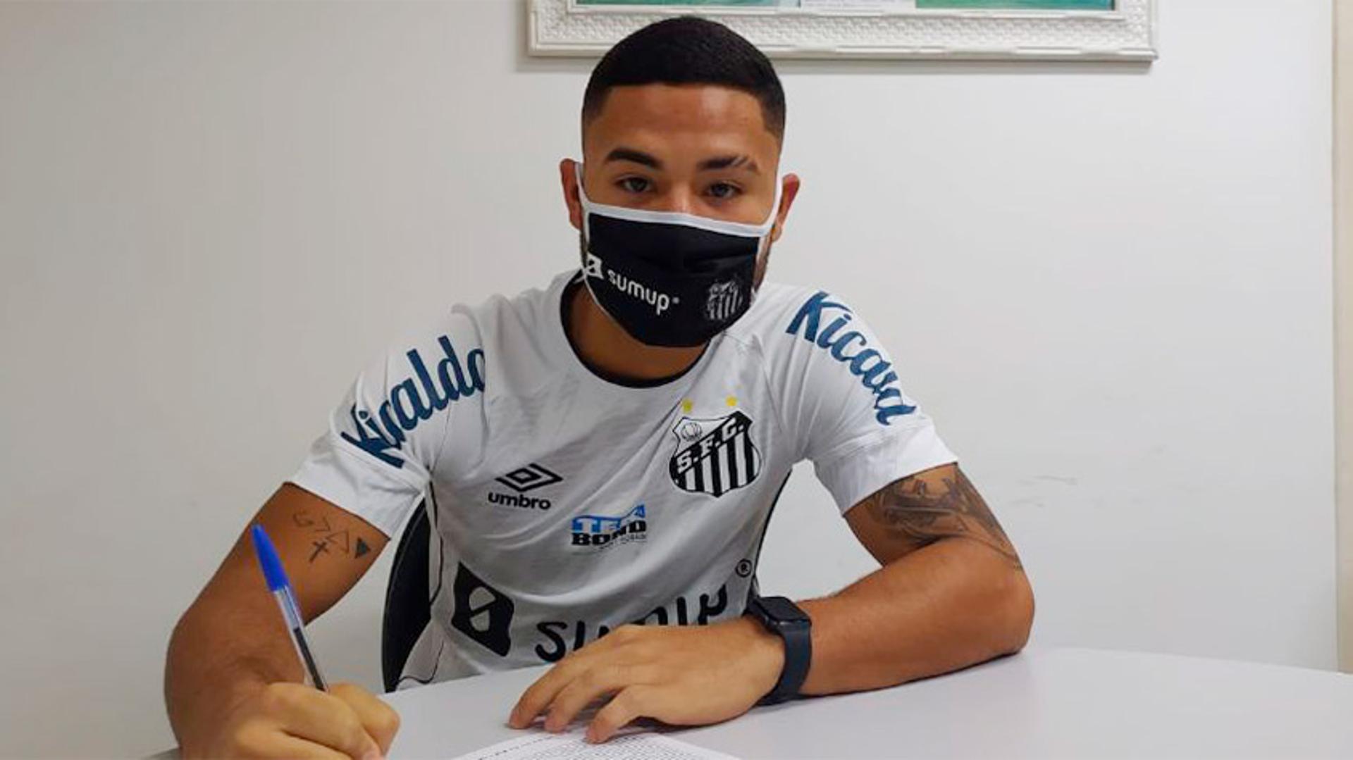 Kevin Malthus renova contrato com o Santos