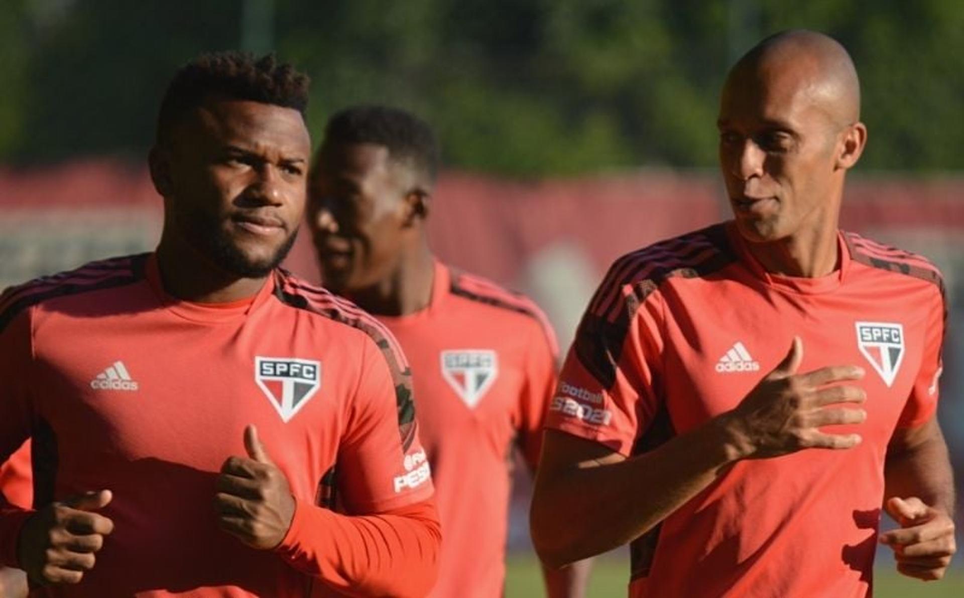 Miranda e Luan durante treino desta segunda-feira