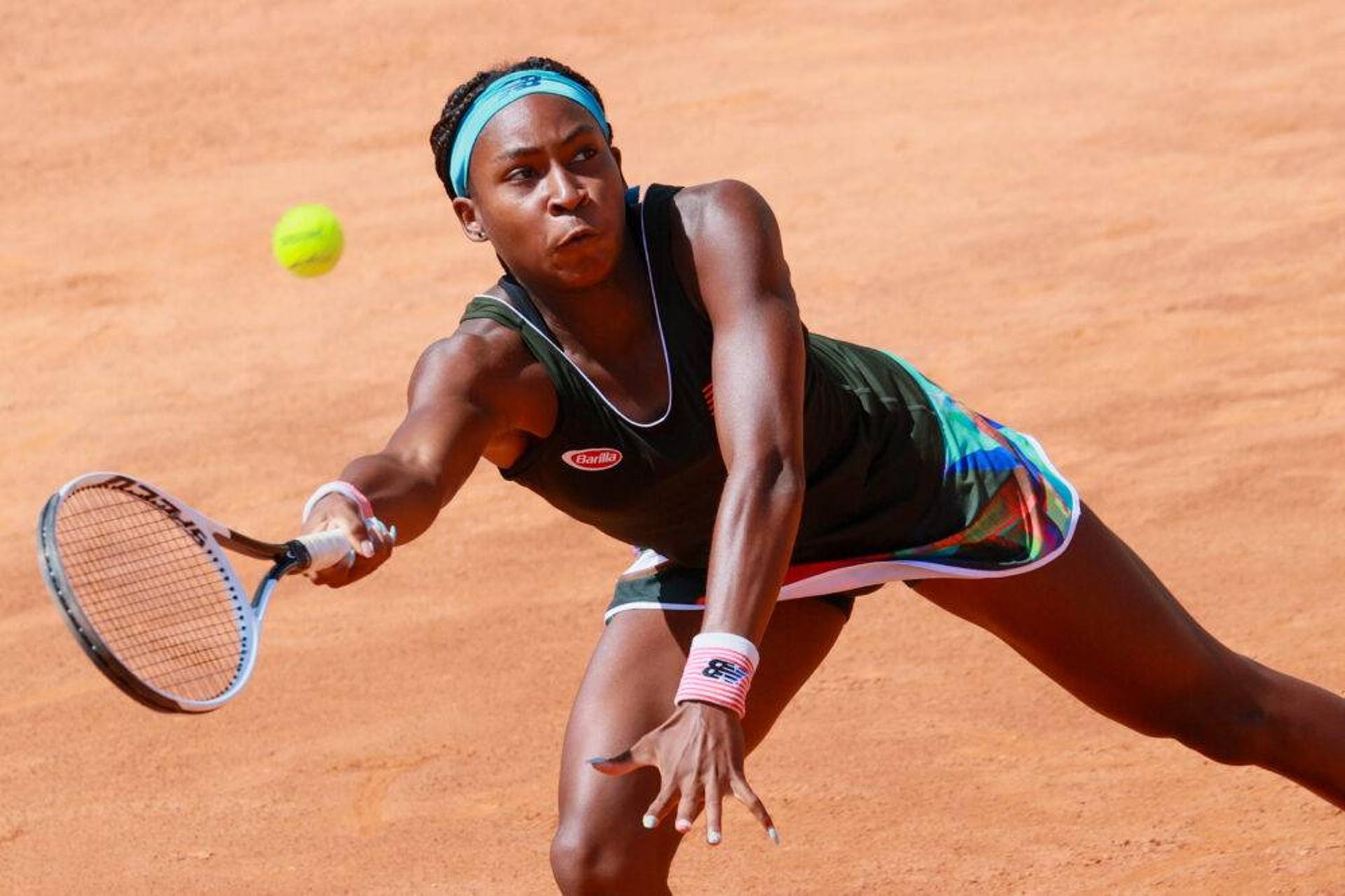 Coco Gauff luta por bola em confronto com Aryna Sabalenka em Roma